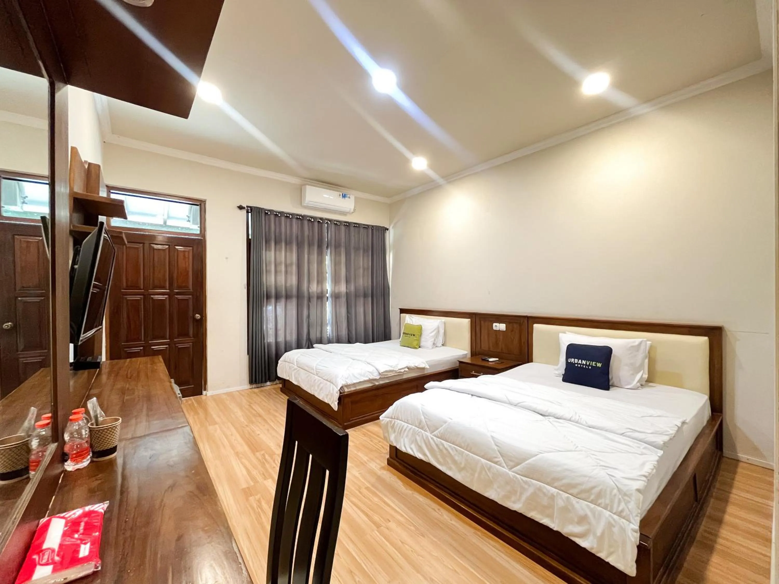 Bedroom, Bed in Urbanview Hotel Kumala Banyuwangi by RedDoorz
