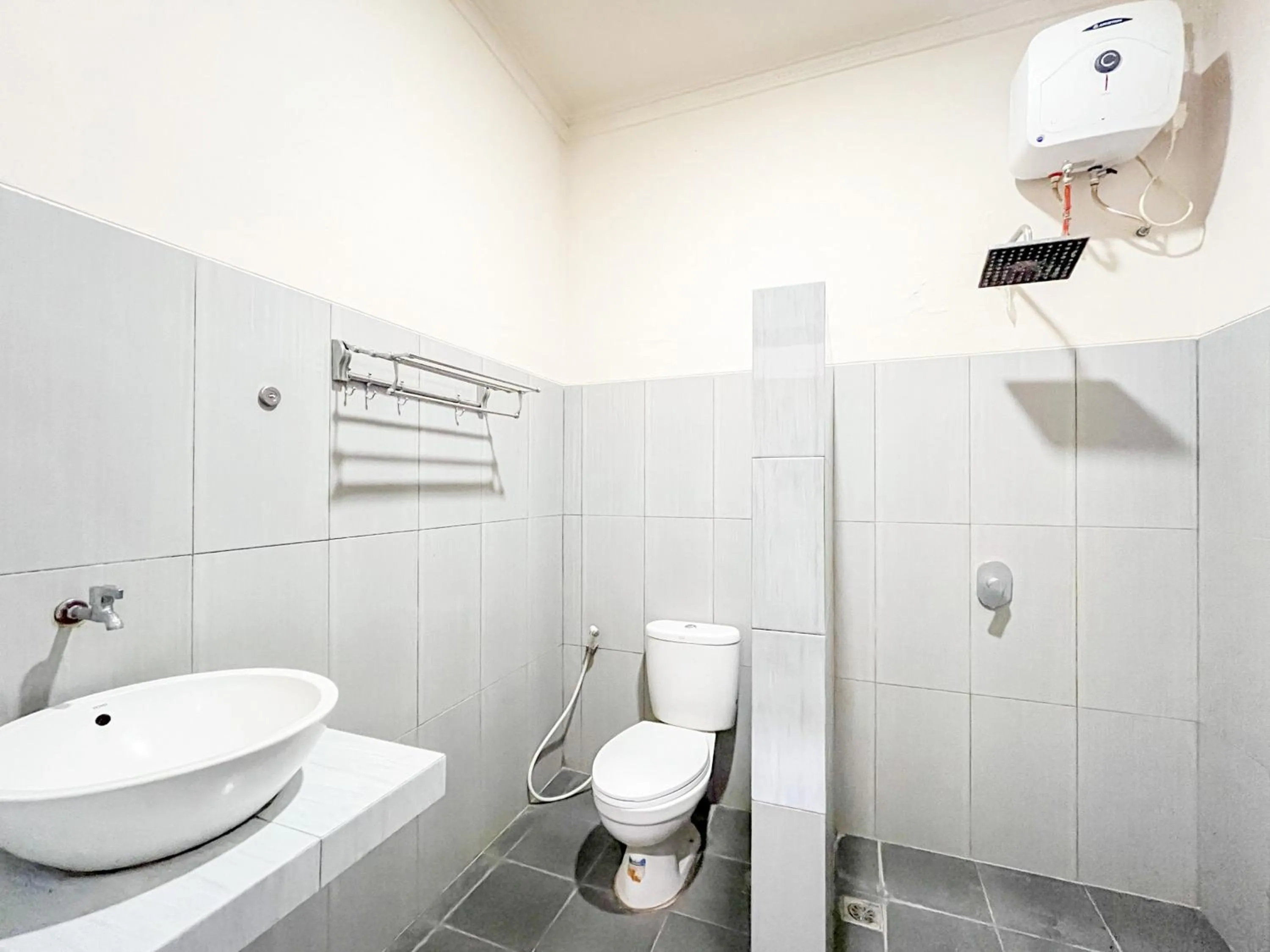 Bathroom in Urbanview Hotel Kumala Banyuwangi by RedDoorz