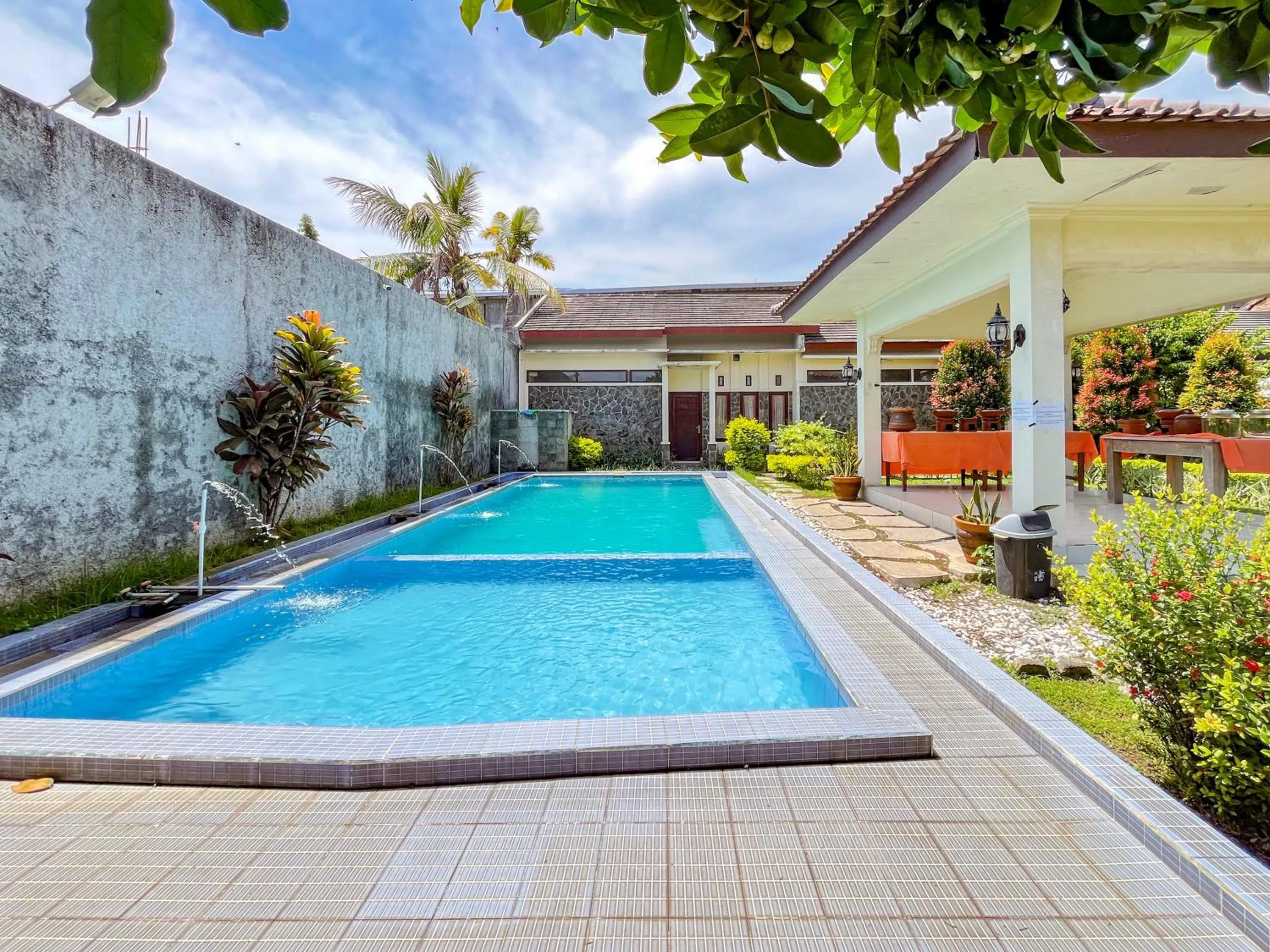 Swimming pool in Urbanview Hotel Kumala Banyuwangi by RedDoorz