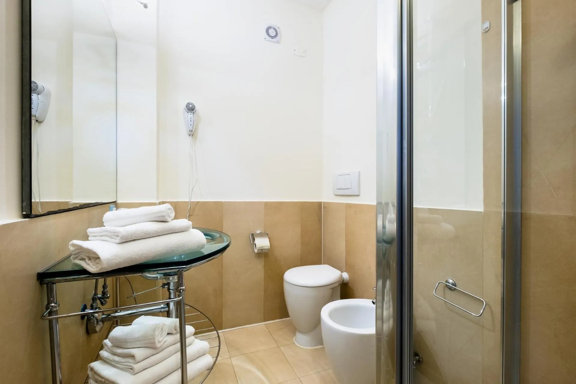 Toilet in Canado Family Hotel