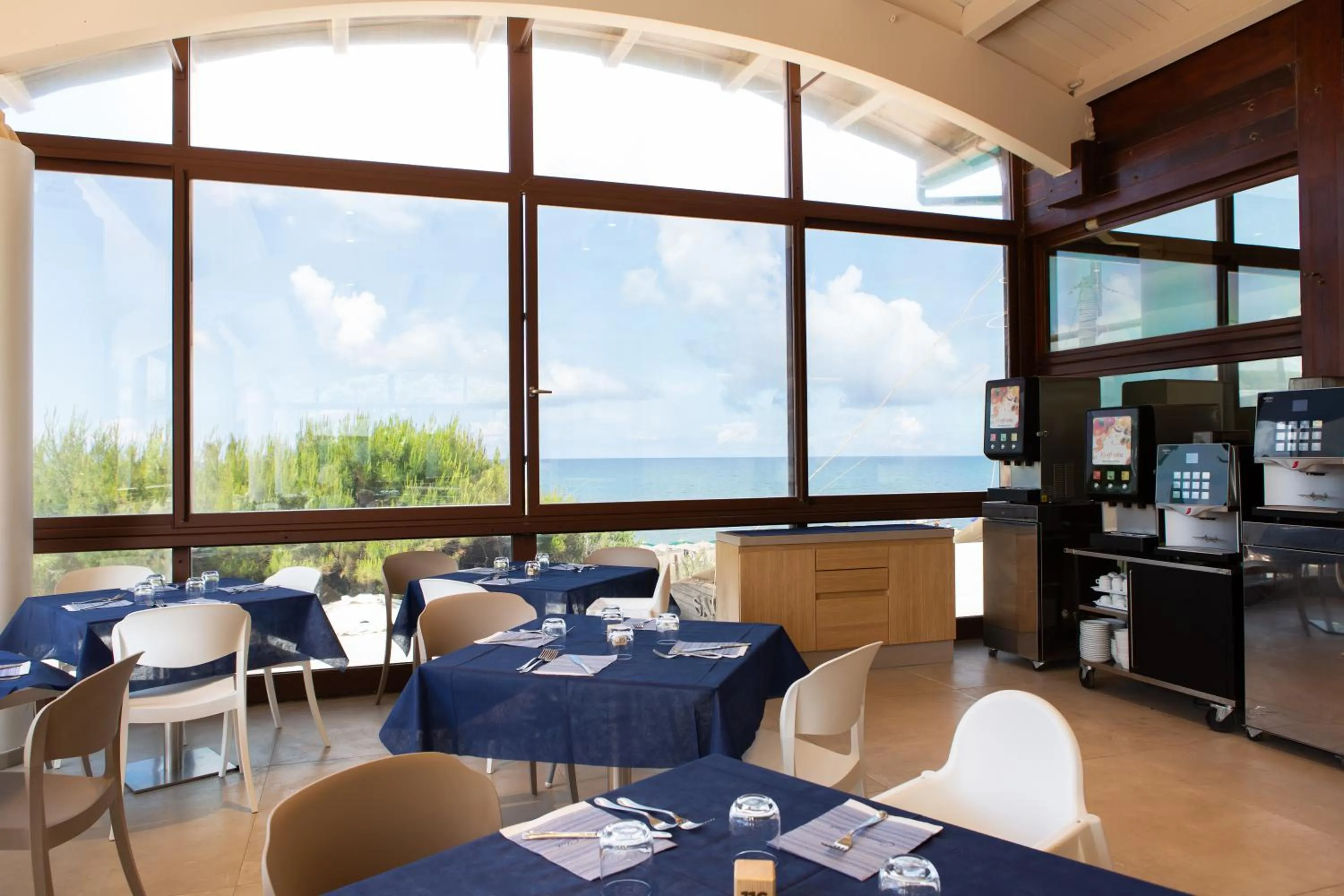 Restaurant/places to eat in Canado Family Hotel