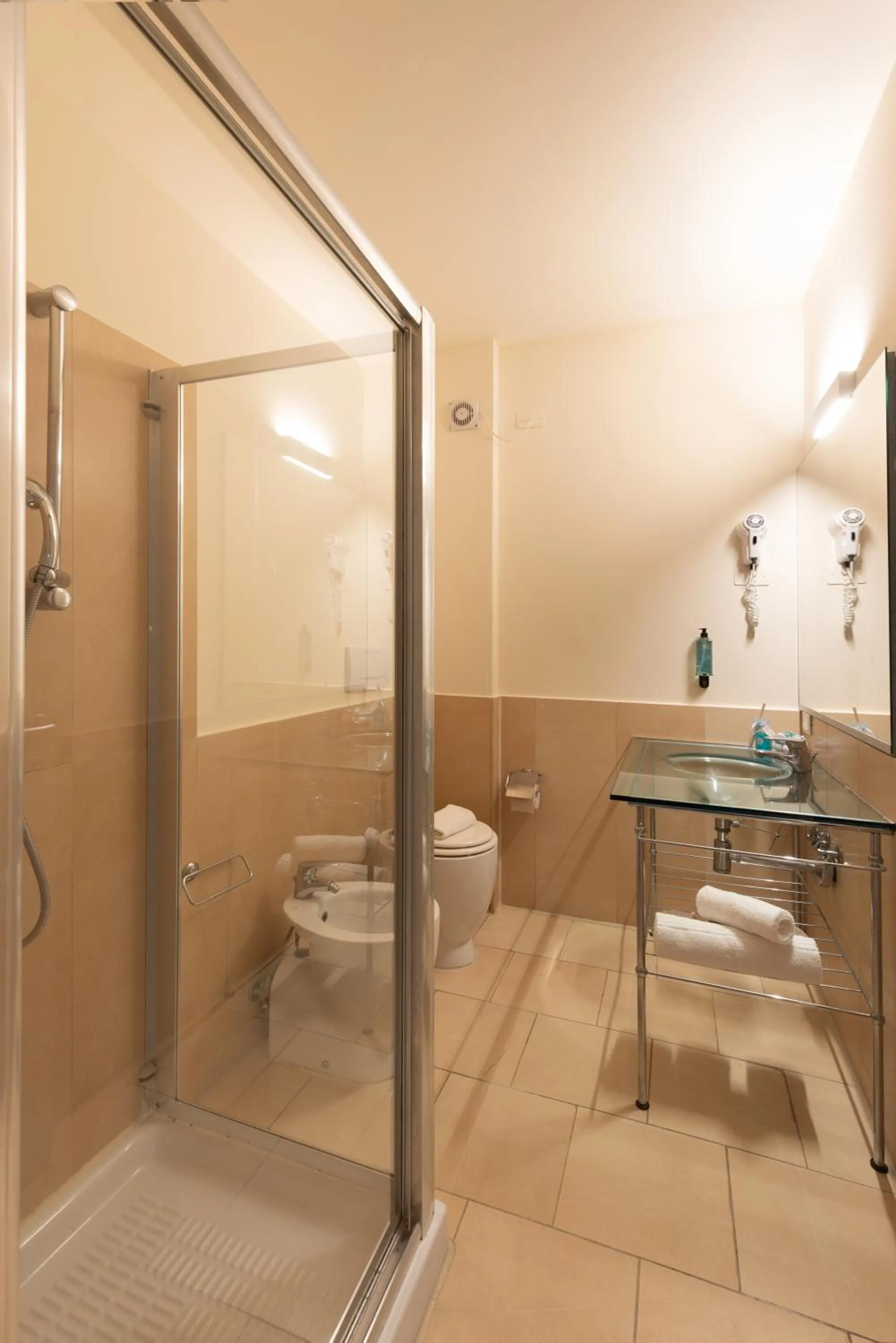 Shower in Canado Family Hotel