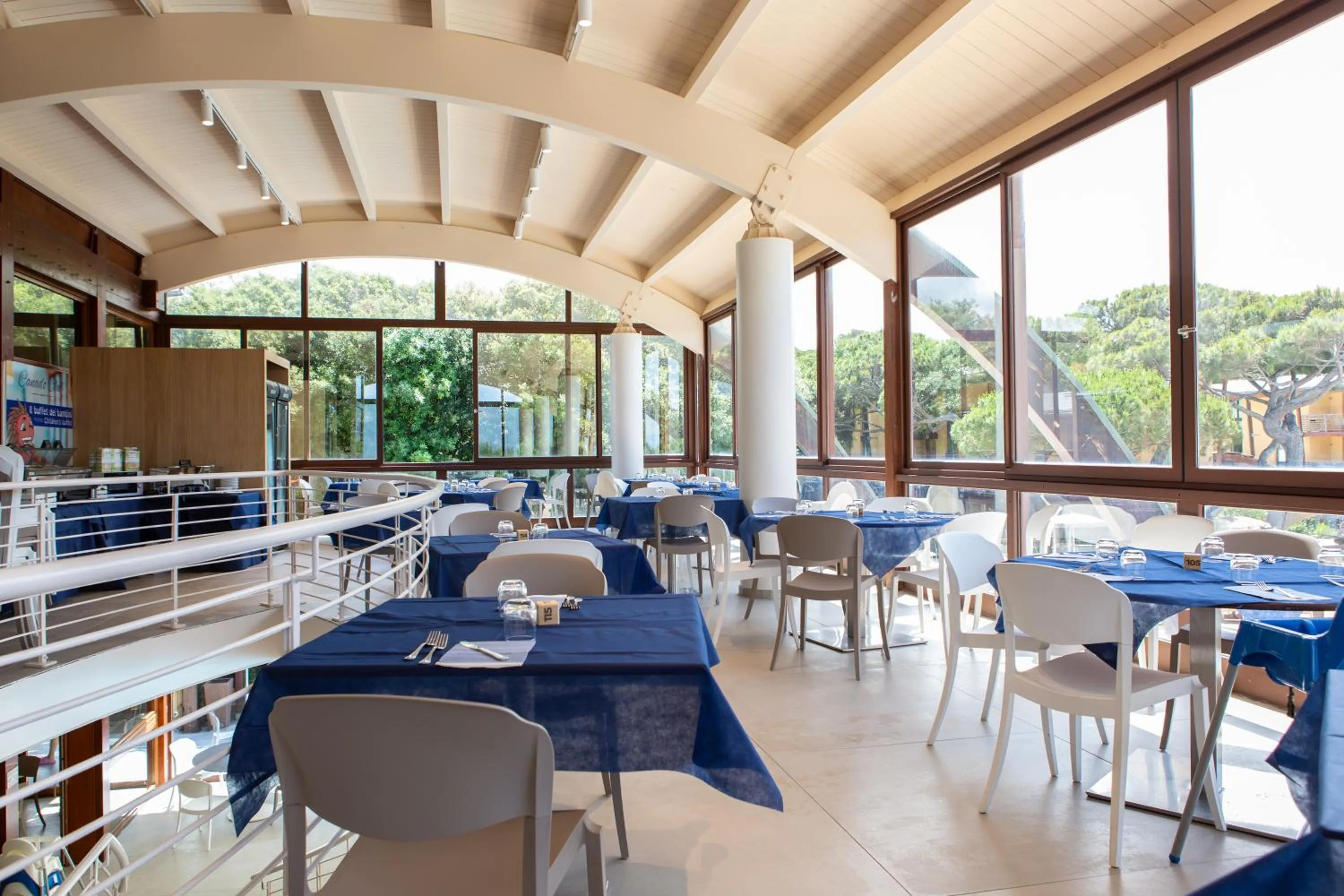 Restaurant/places to eat in Canado Family Hotel