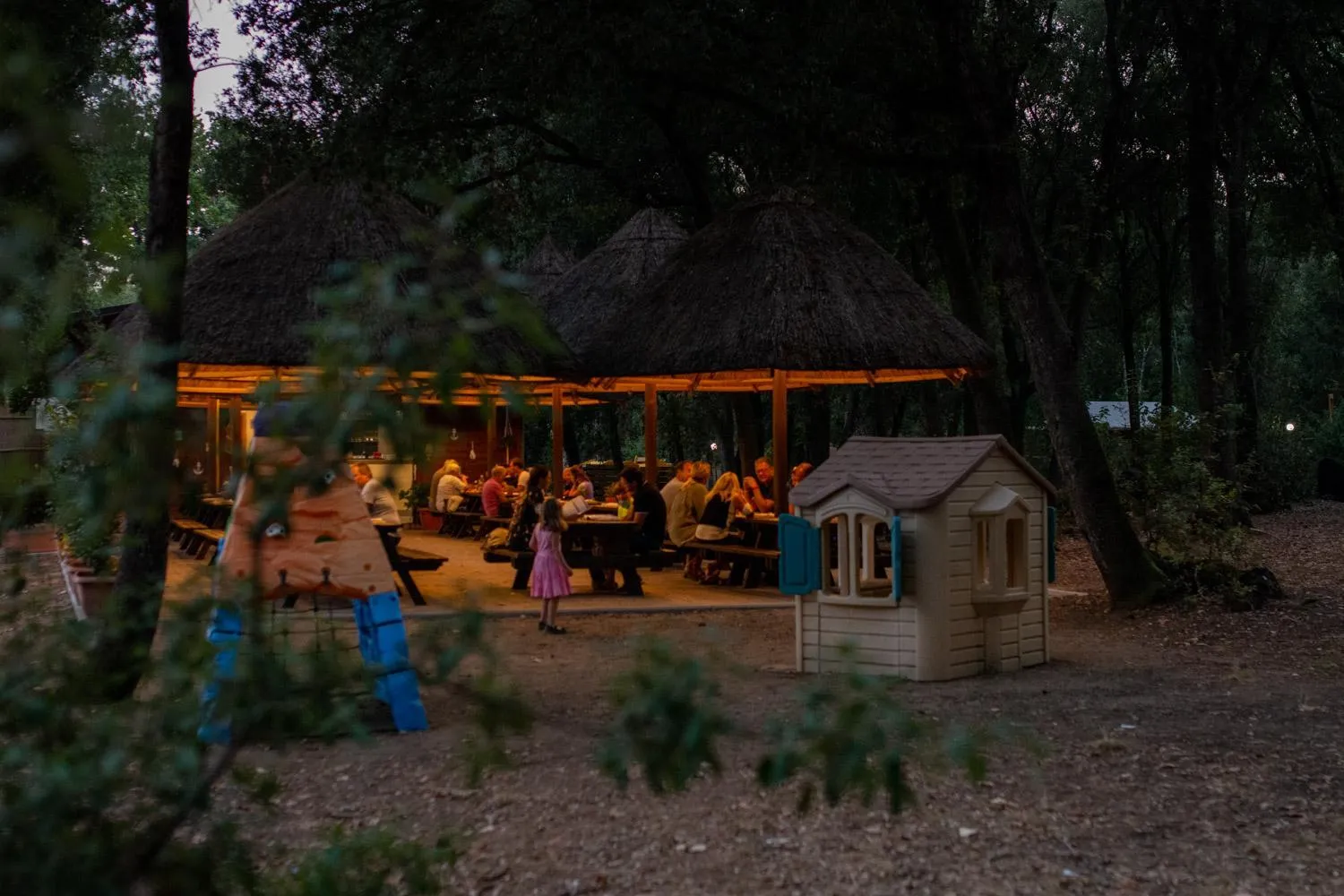 Restaurant/places to eat in Canado Family Hotel