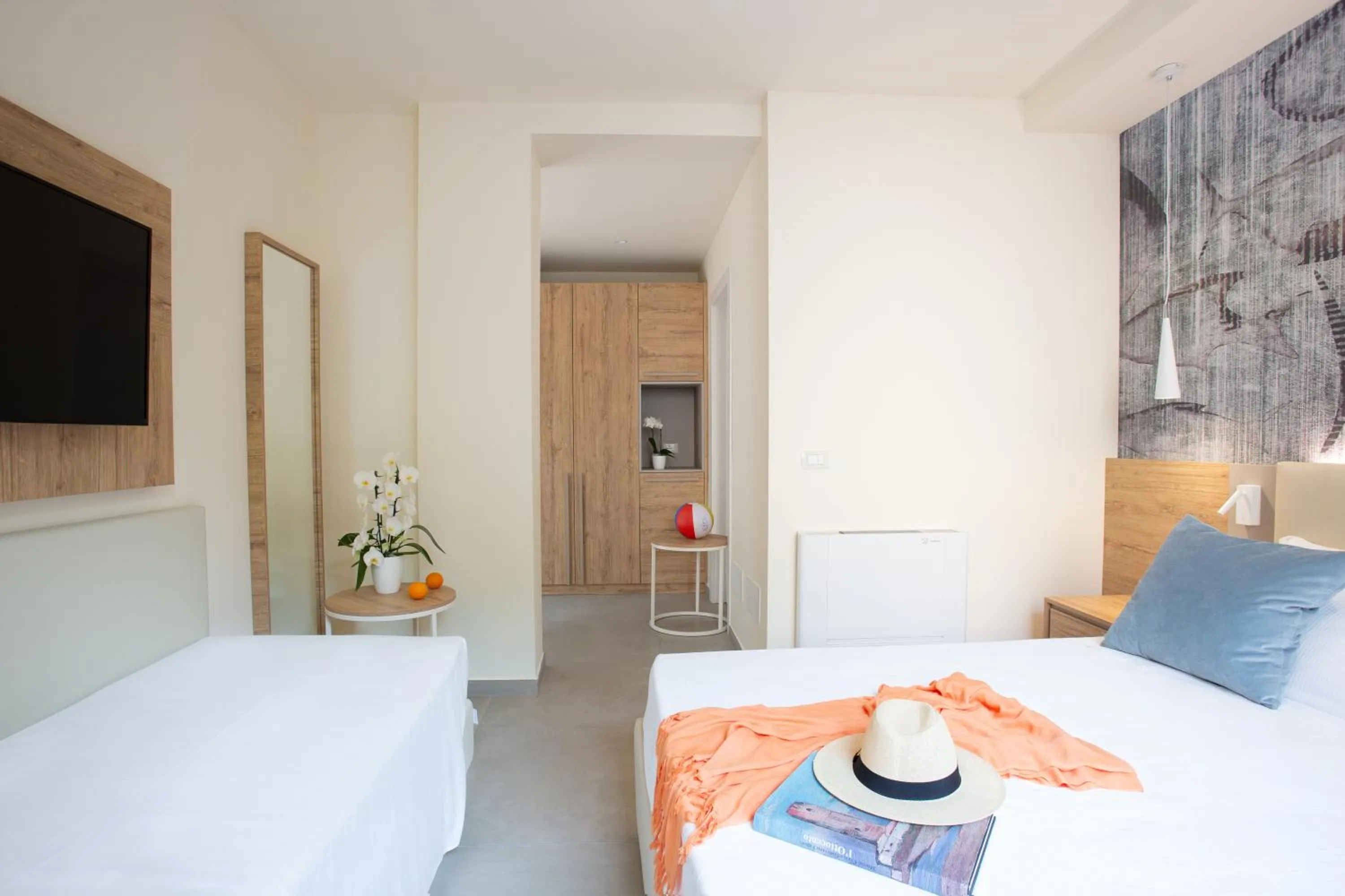 TV and multimedia, Bed in Canado Family Hotel