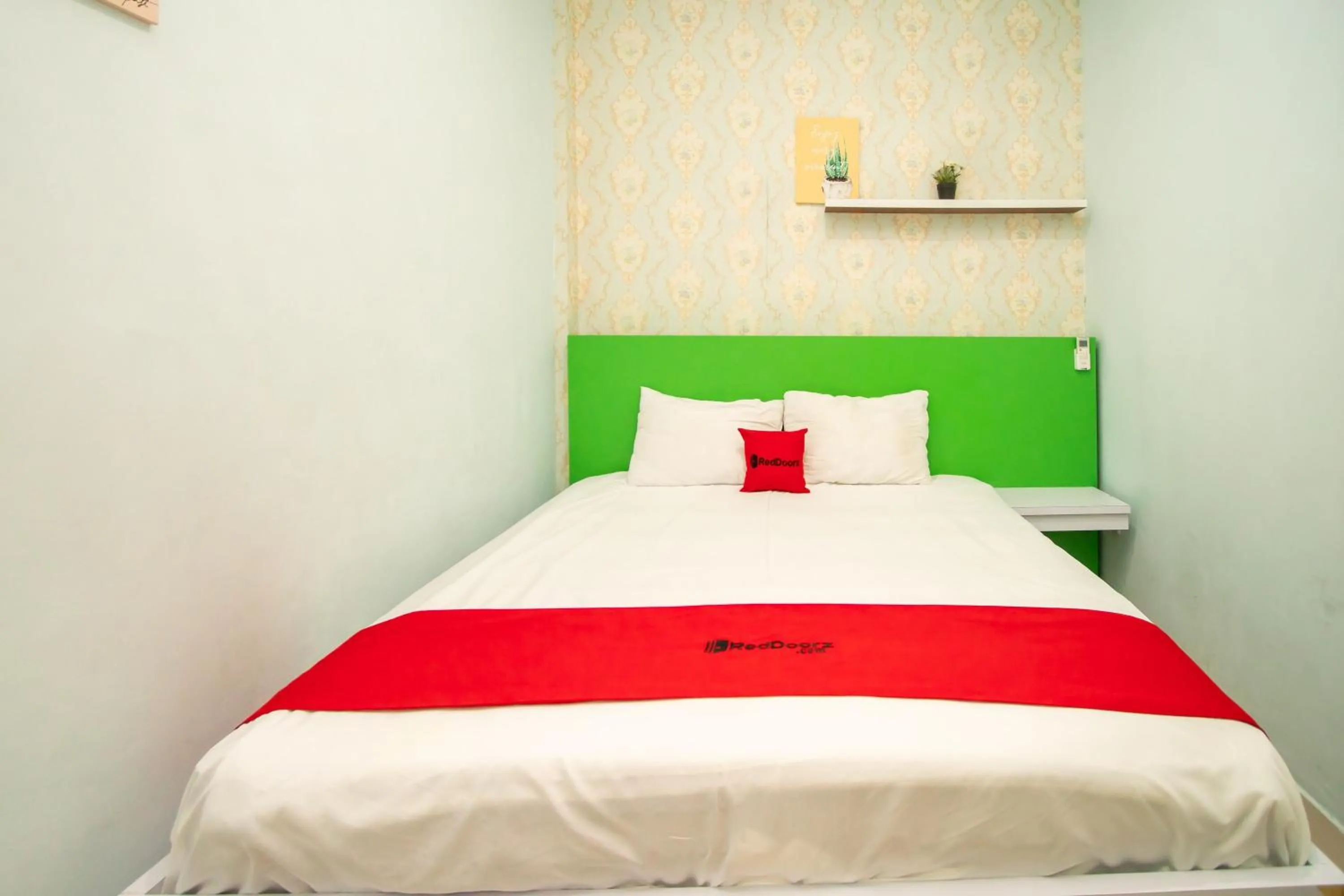 Bedroom, Bed in RedDoorz Syariah near Pantai Bali Abdya Blang Pidie