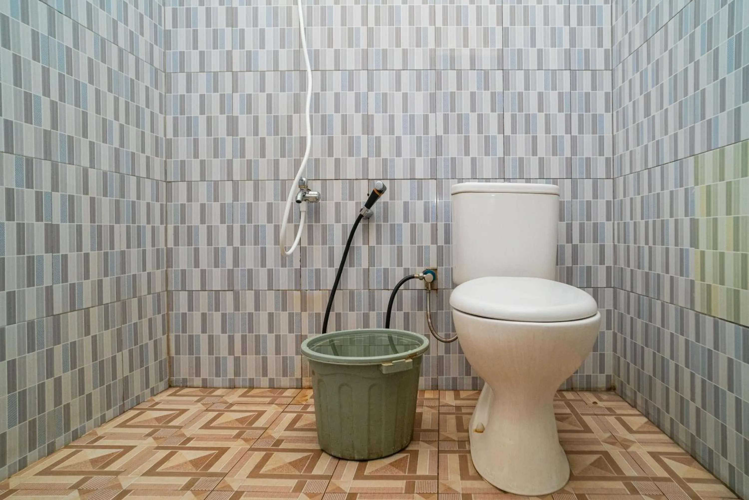 Bathroom in RedDoorz Syariah @ Jalan Bukit Kaminting 2