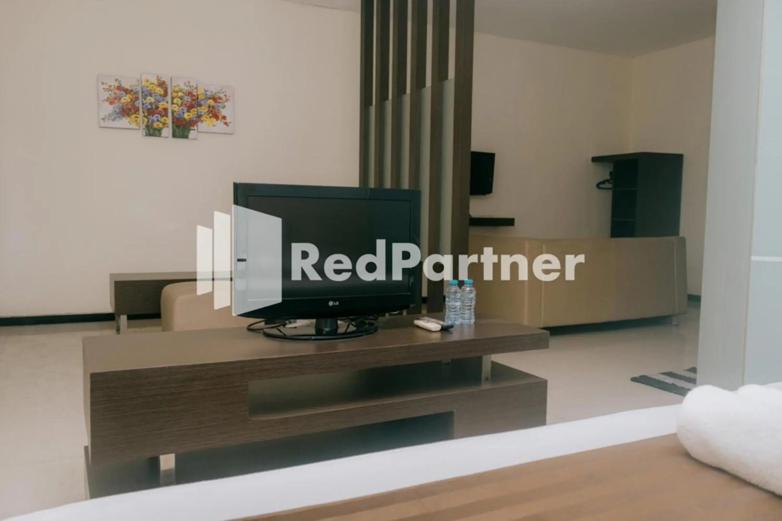 Bedroom in Pits Hotel Mitra RedDoorz near Atom Mall Bedroom in Pits Hotel Mitra RedDoorz near Atom Mall