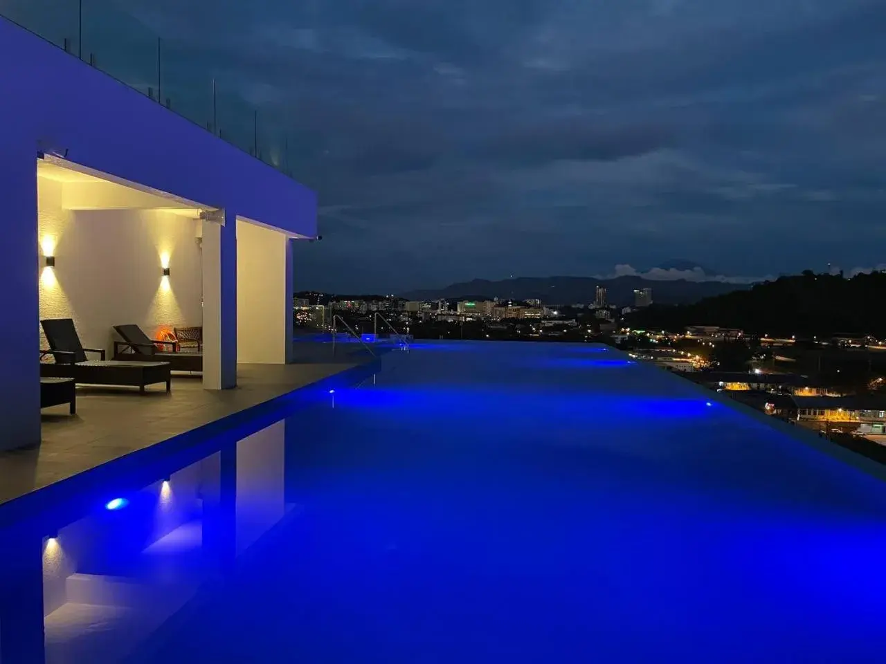 Swimming pool in QUEENSLAND SUITES at Aru Suites, Kota Kinabalu Swimming pool in QUEENSLAND SUITES at Aru Suites, Kota Kinabalu