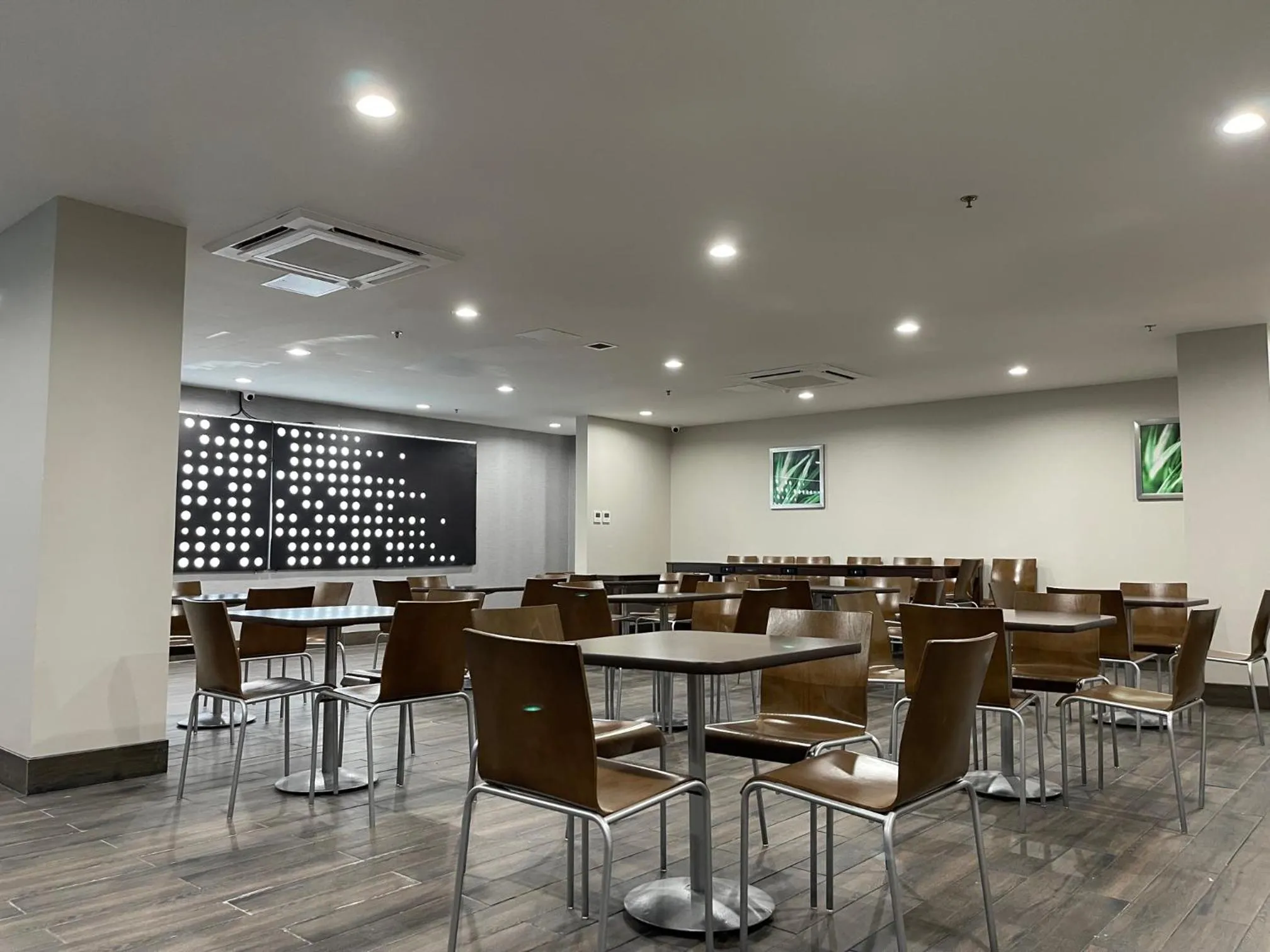 Restaurant/places to eat in Days Inn by Wyndham Bronx NYC