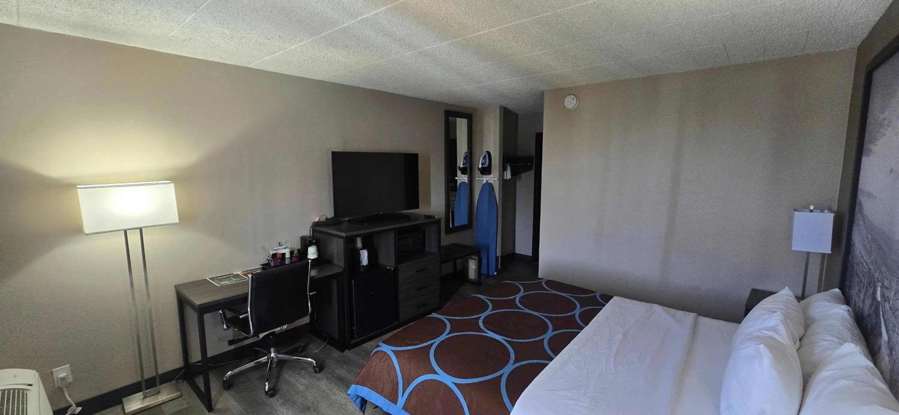 Bedroom, Bed in Super 8 by Wyndham Laredo