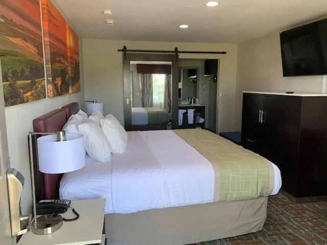 Photo of the whole room, Bed in Days Inn by Wyndham Bellville Mansfield