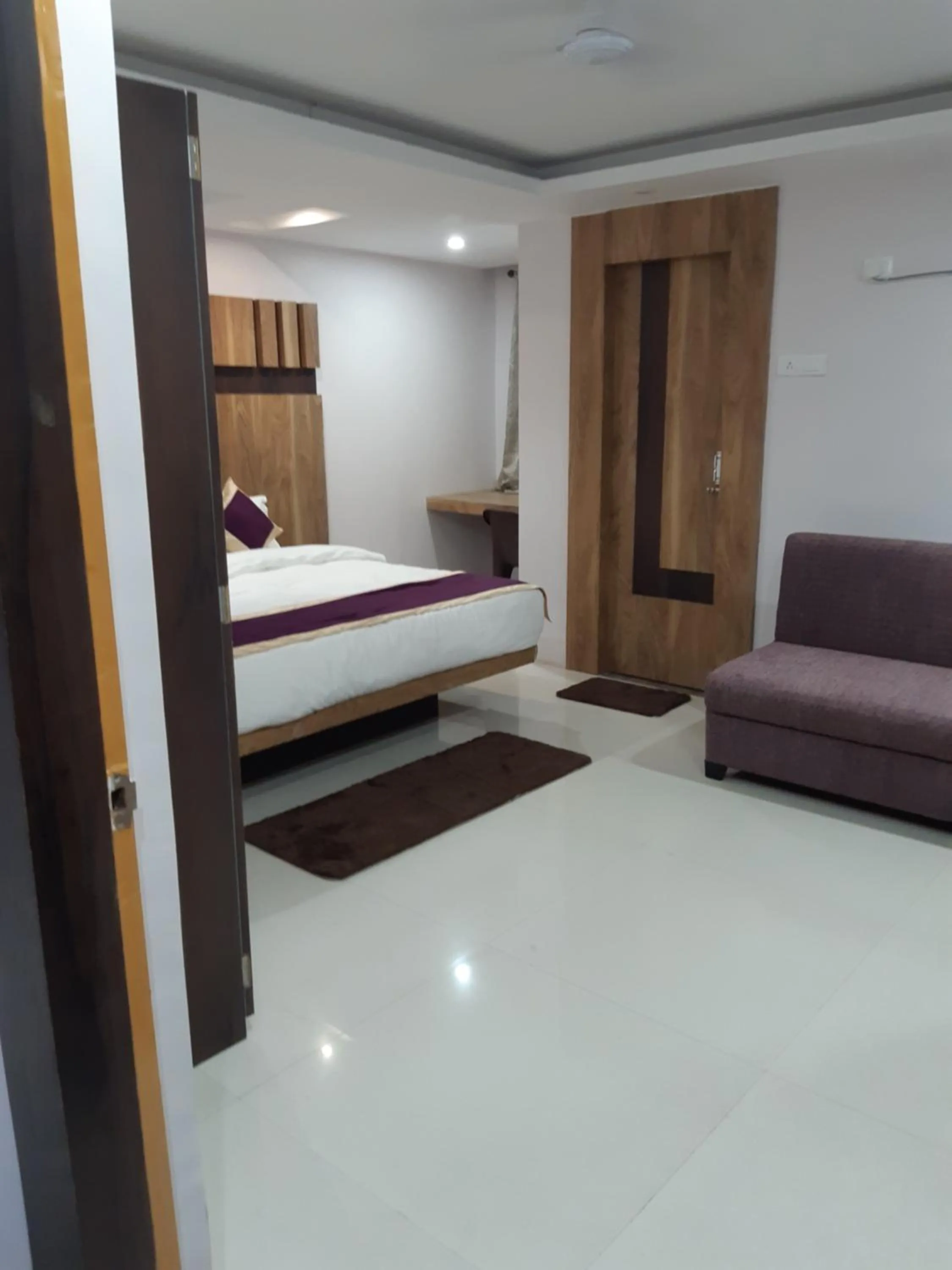 Photo of the whole room, Bed in Hotel Crown Palace