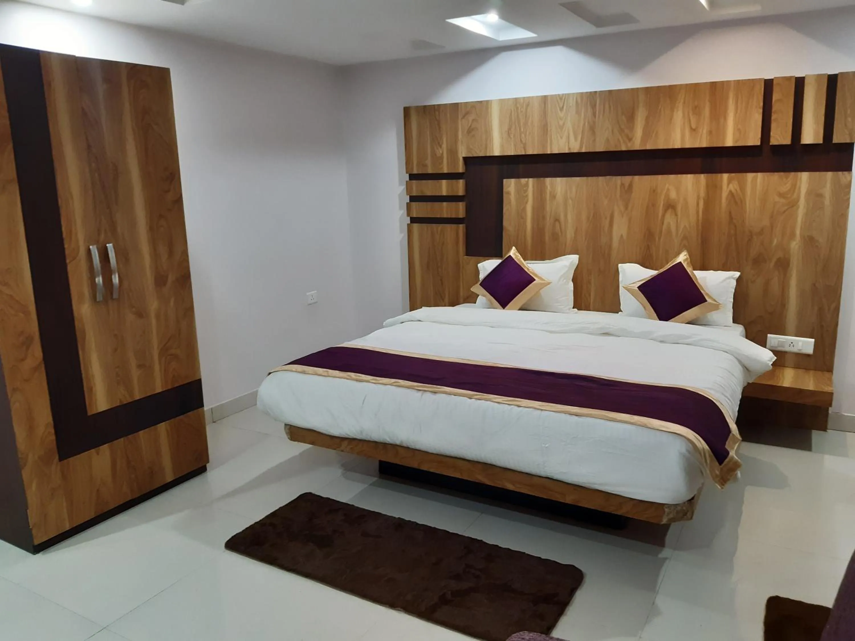 Photo of the whole room, Bed in Hotel Crown Palace