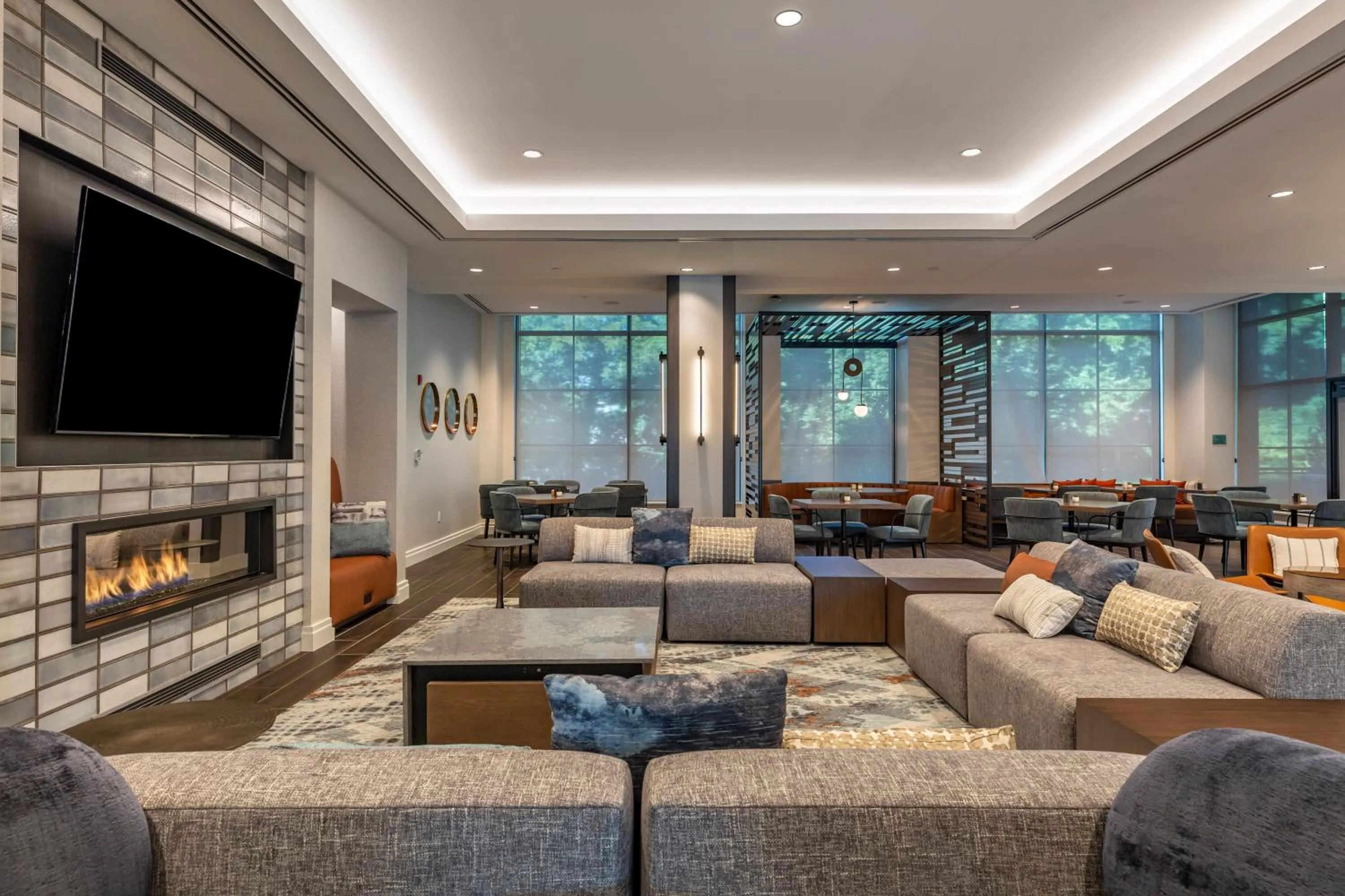 Communal lounge/ TV room in Cambria Hotel New Haven University Area