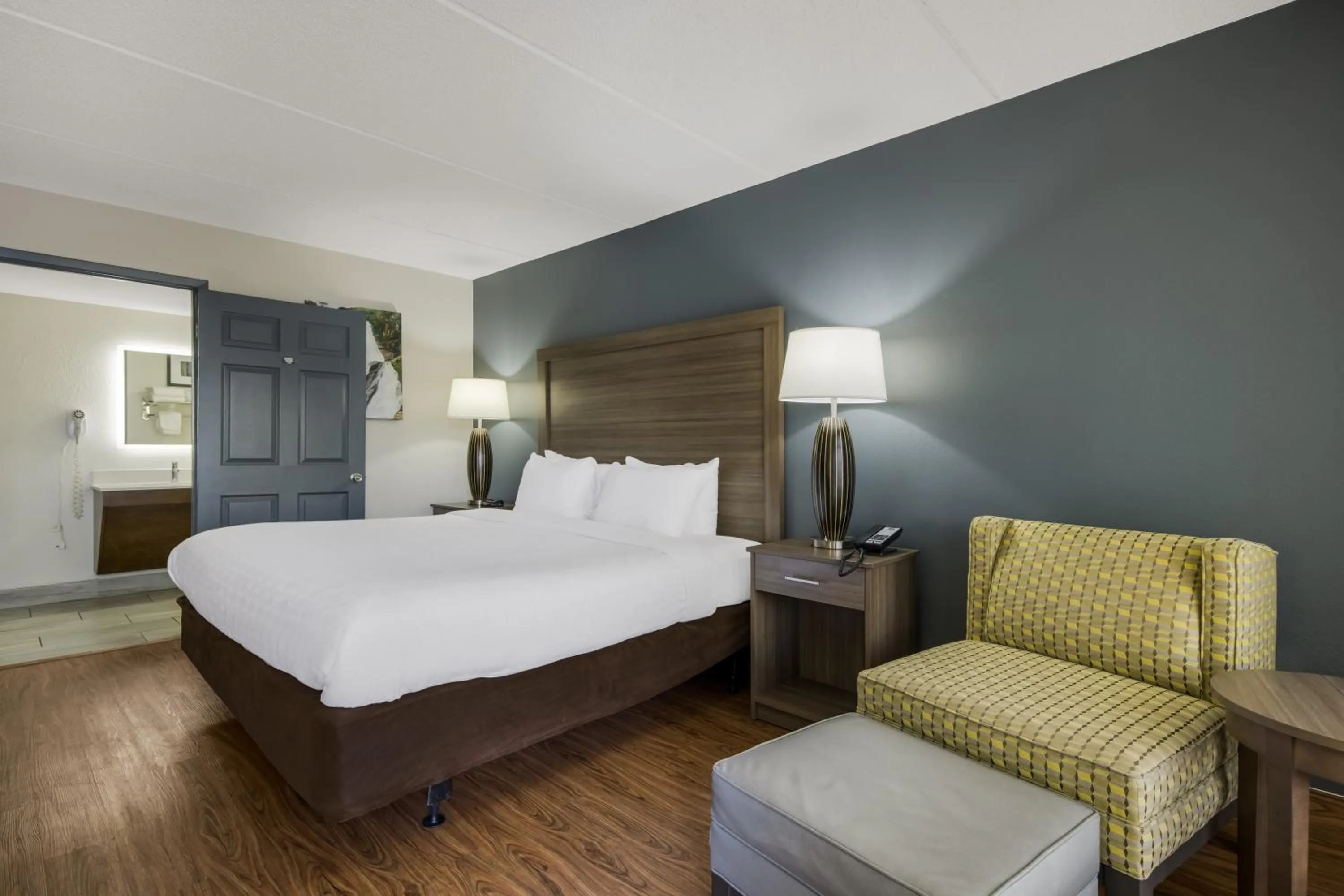 Photo of the whole room, Bed in Quality Inn Asheville Airport