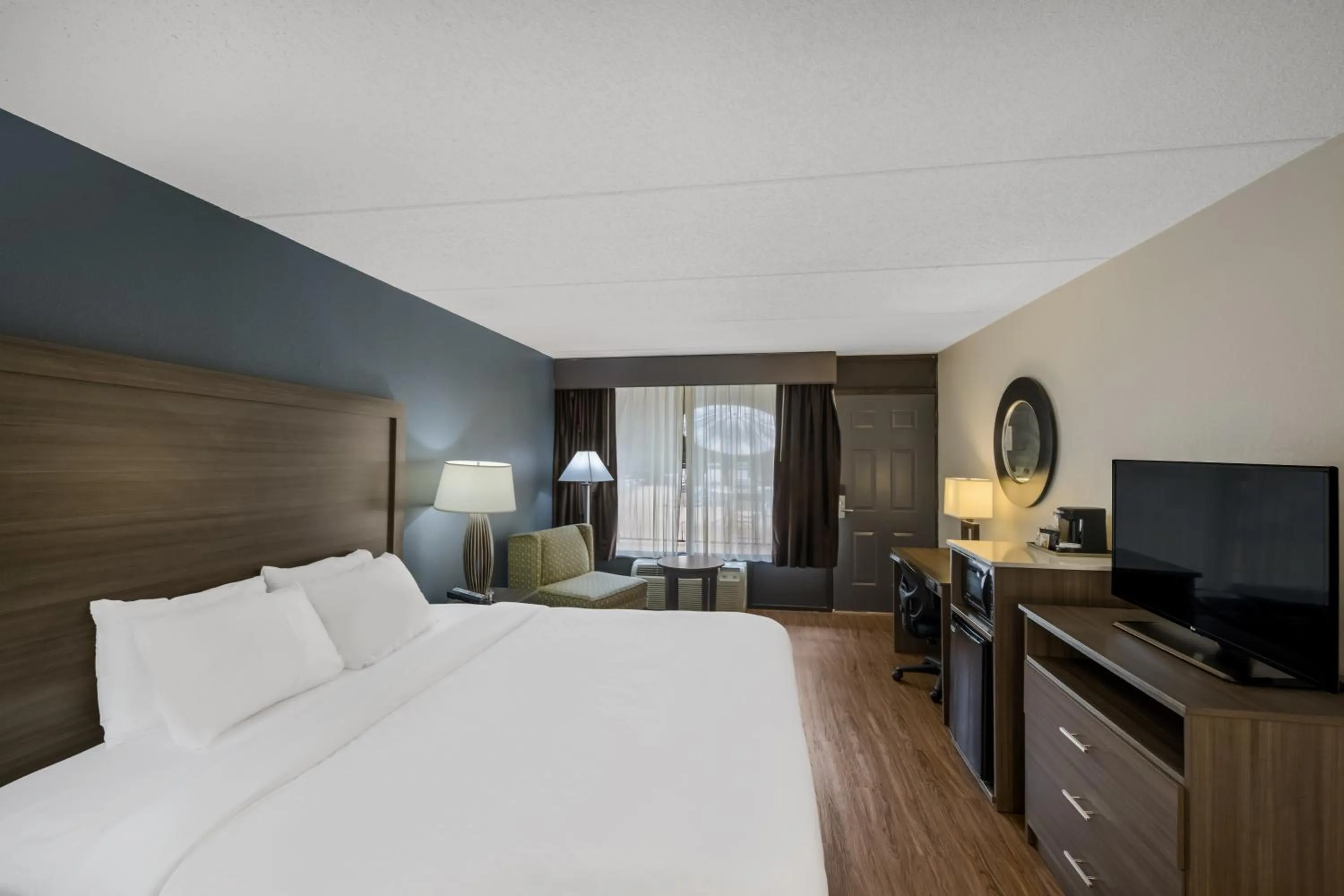 Photo of the whole room, Bed in Quality Inn Asheville Airport