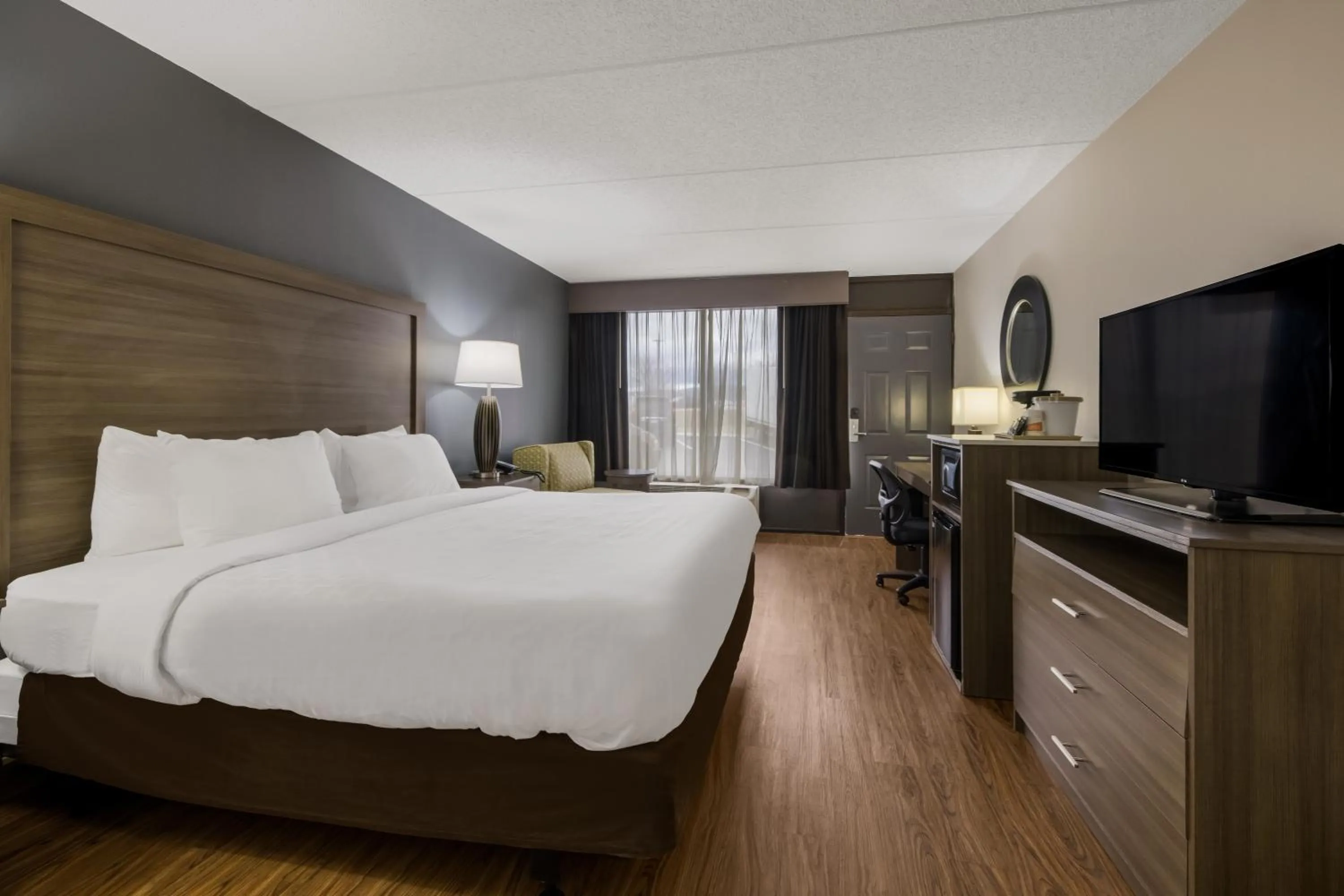 Photo of the whole room, Bed in Quality Inn Asheville Airport