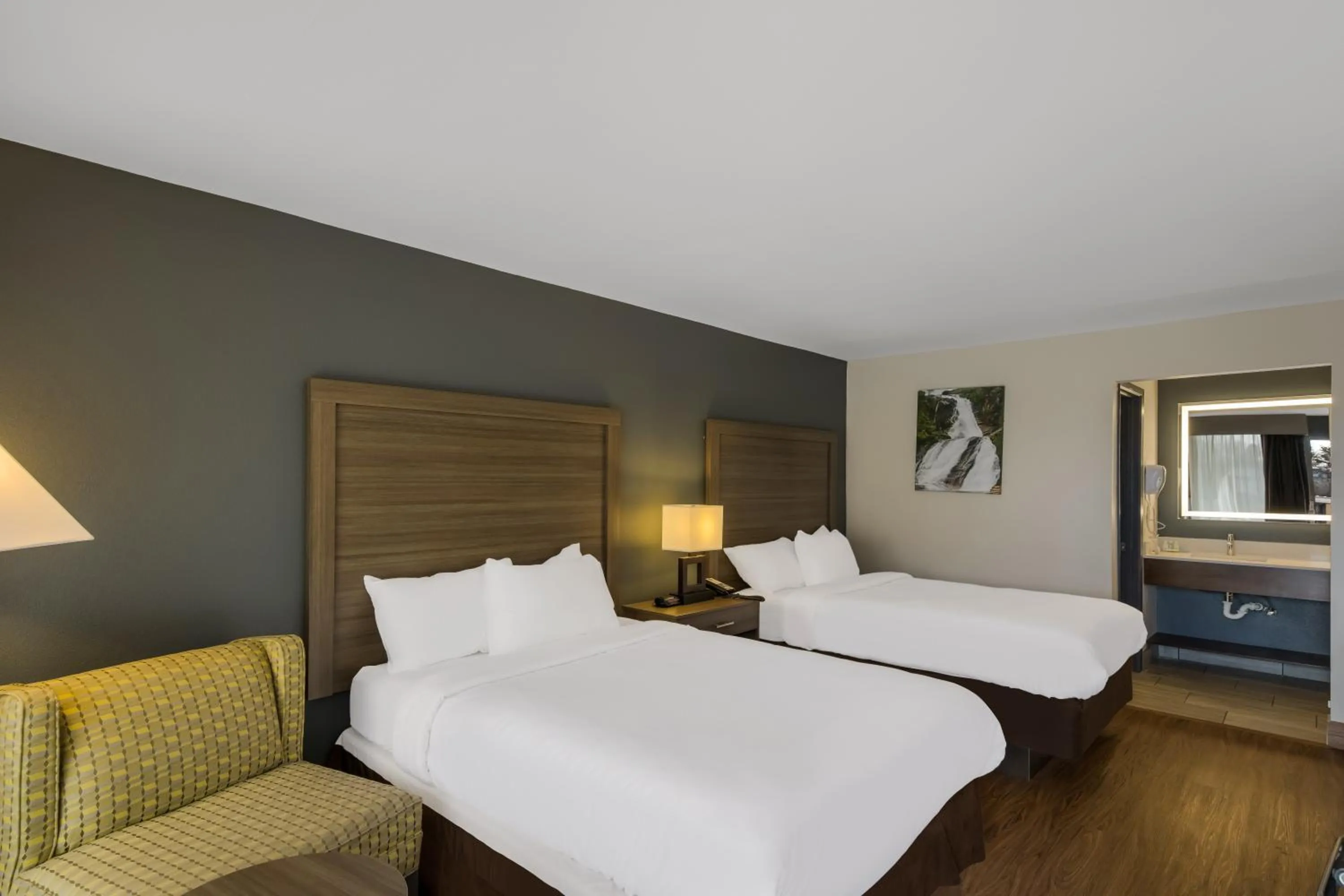 Photo of the whole room, Bed in Quality Inn Asheville Airport