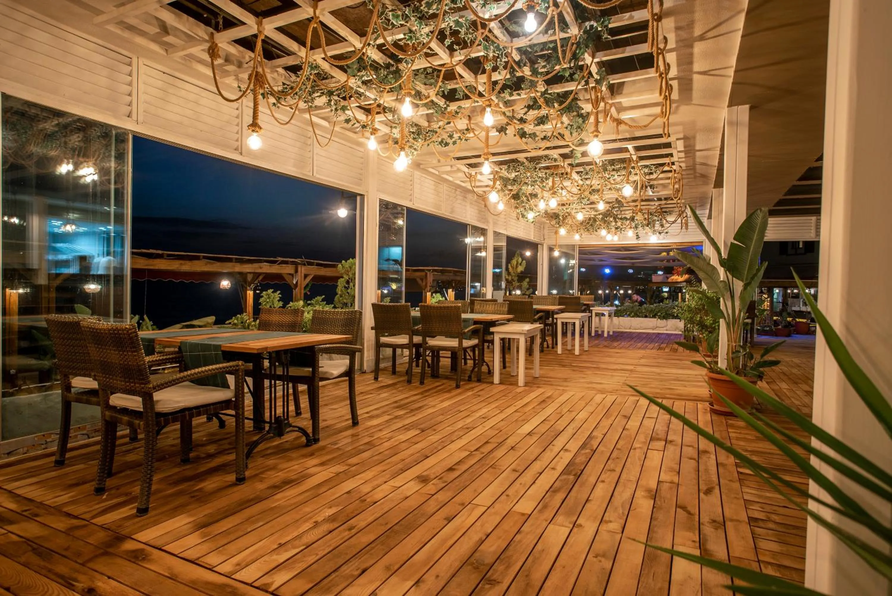 Restaurant/places to eat in Side Beach Club