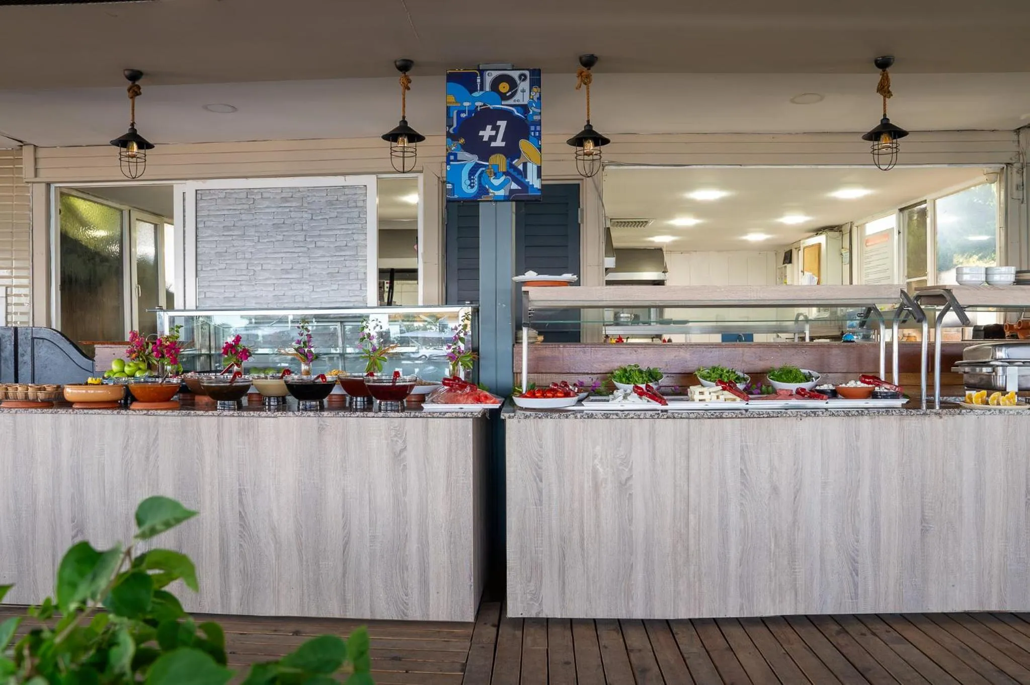 Restaurant/places to eat in Side Beach Club