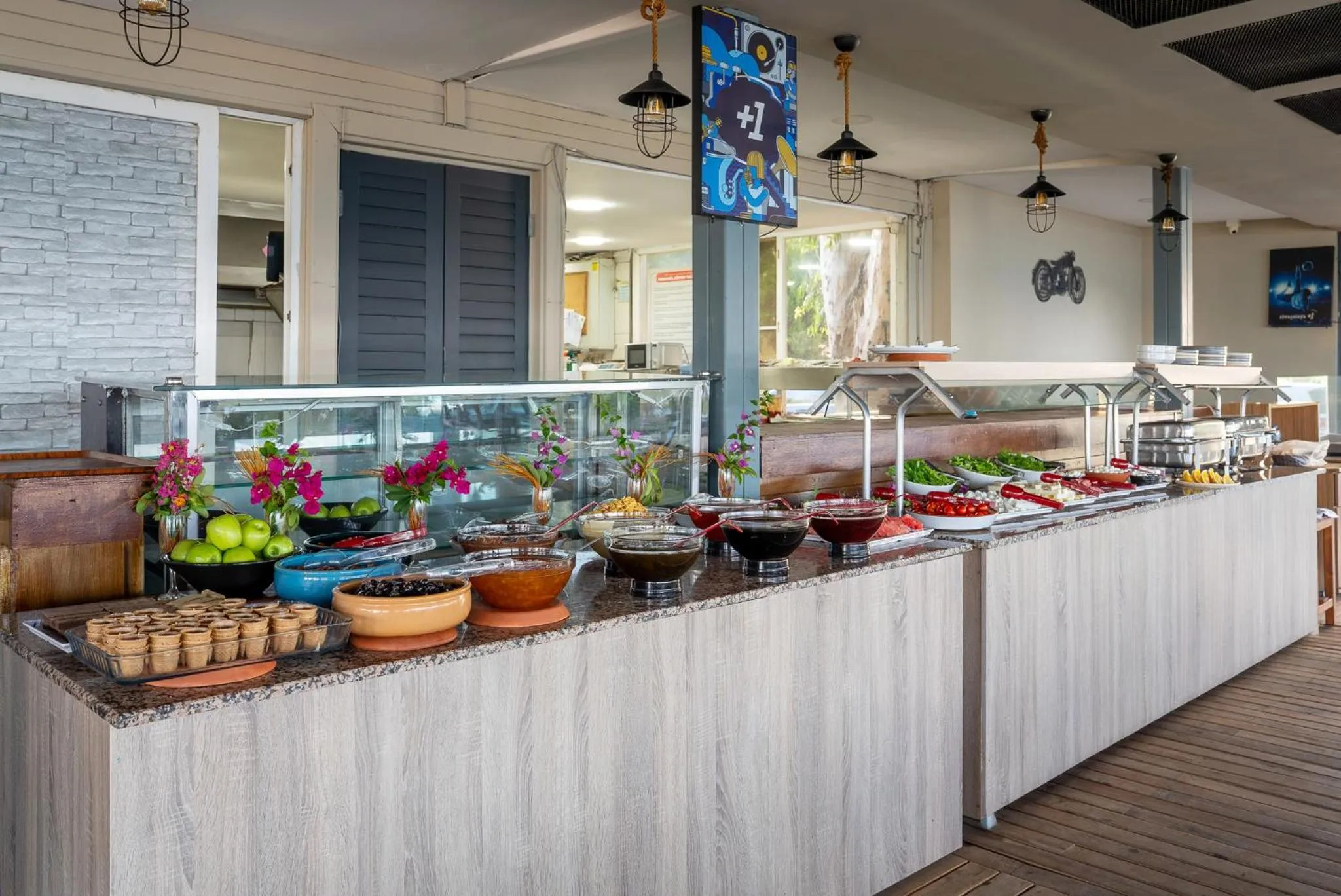 Food and drinks in Side Beach Club