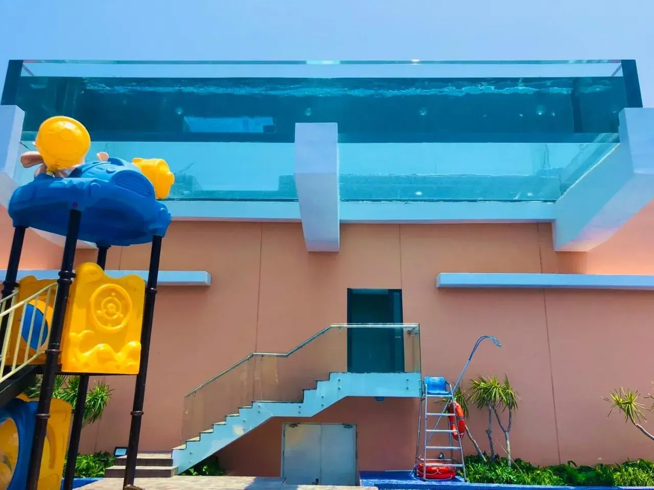 Swimming pool in La Vela Hue Hotel Swimming pool in La Vela Hue Hotel