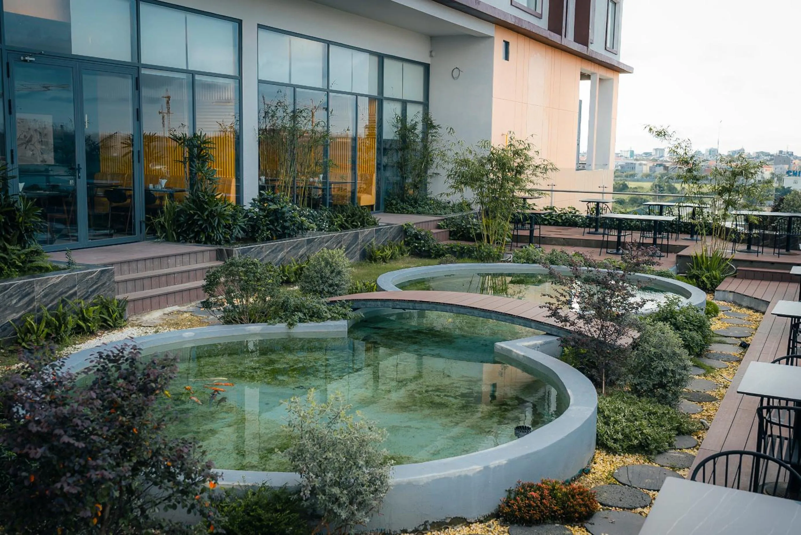 Restaurant/places to eat in La Vela Hue Hotel