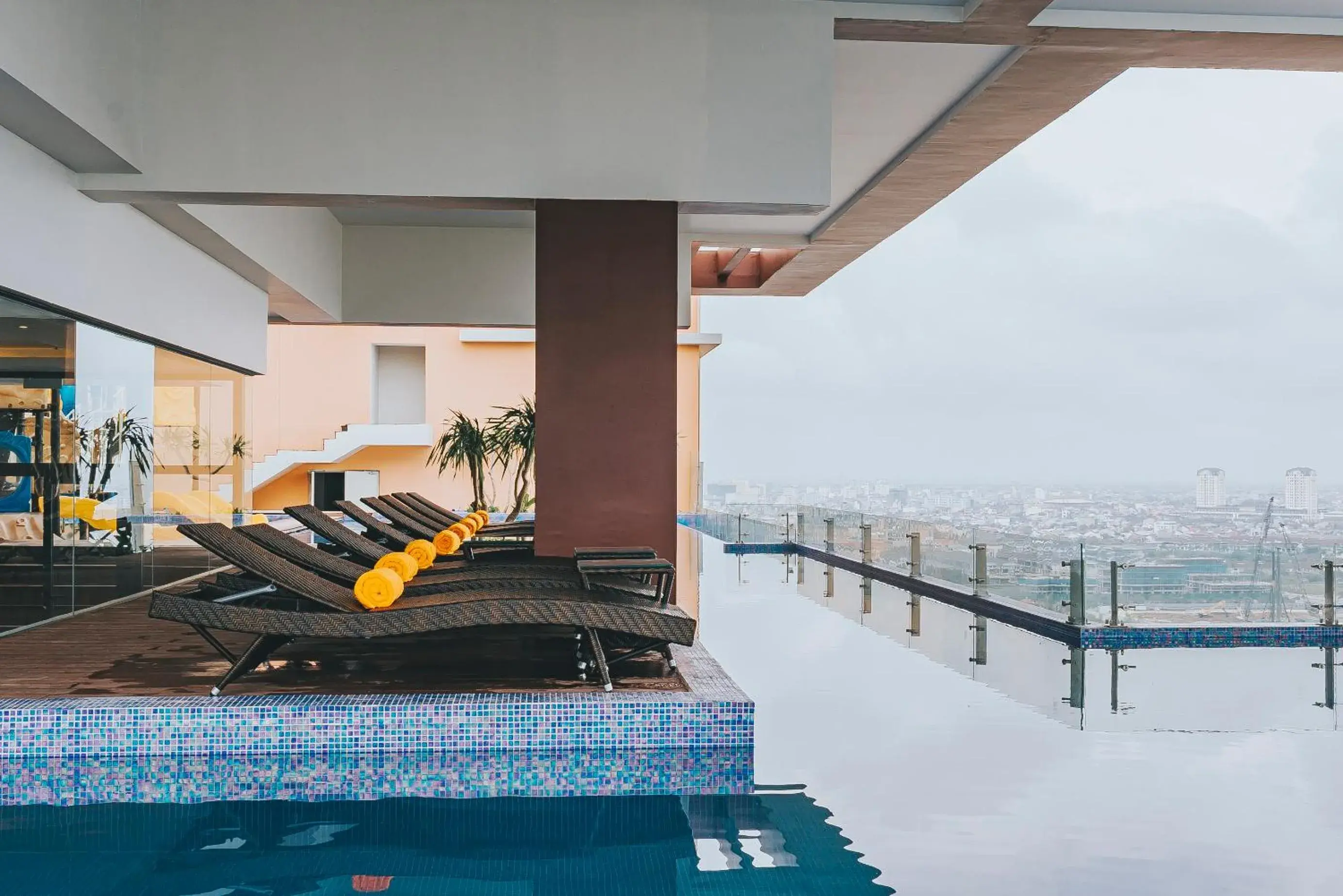 Swimming pool in La Vela Hue Hotel Swimming pool in La Vela Hue Hotel