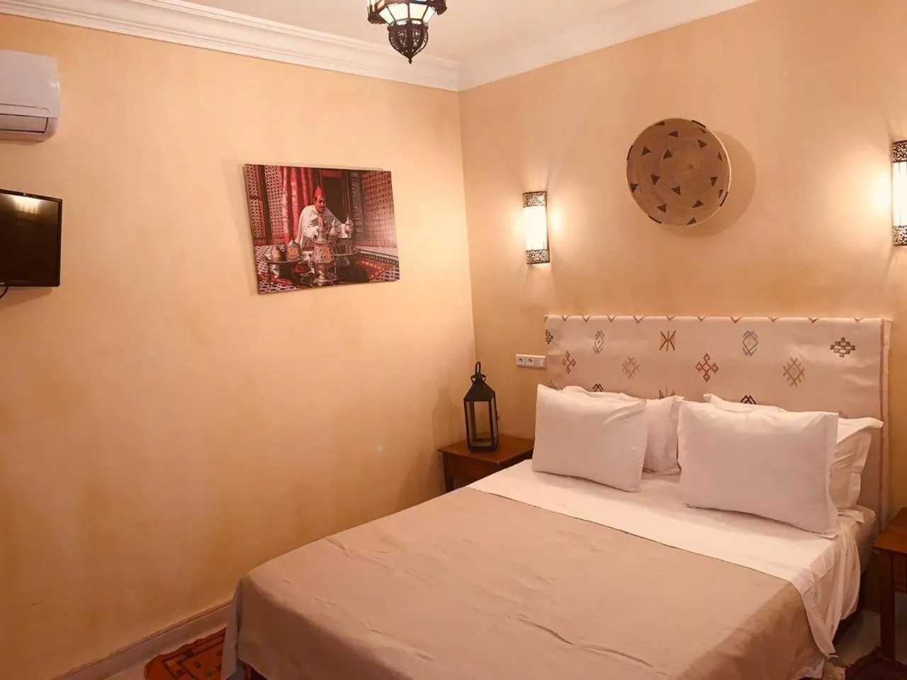 Bed in Riad Les Miroirs