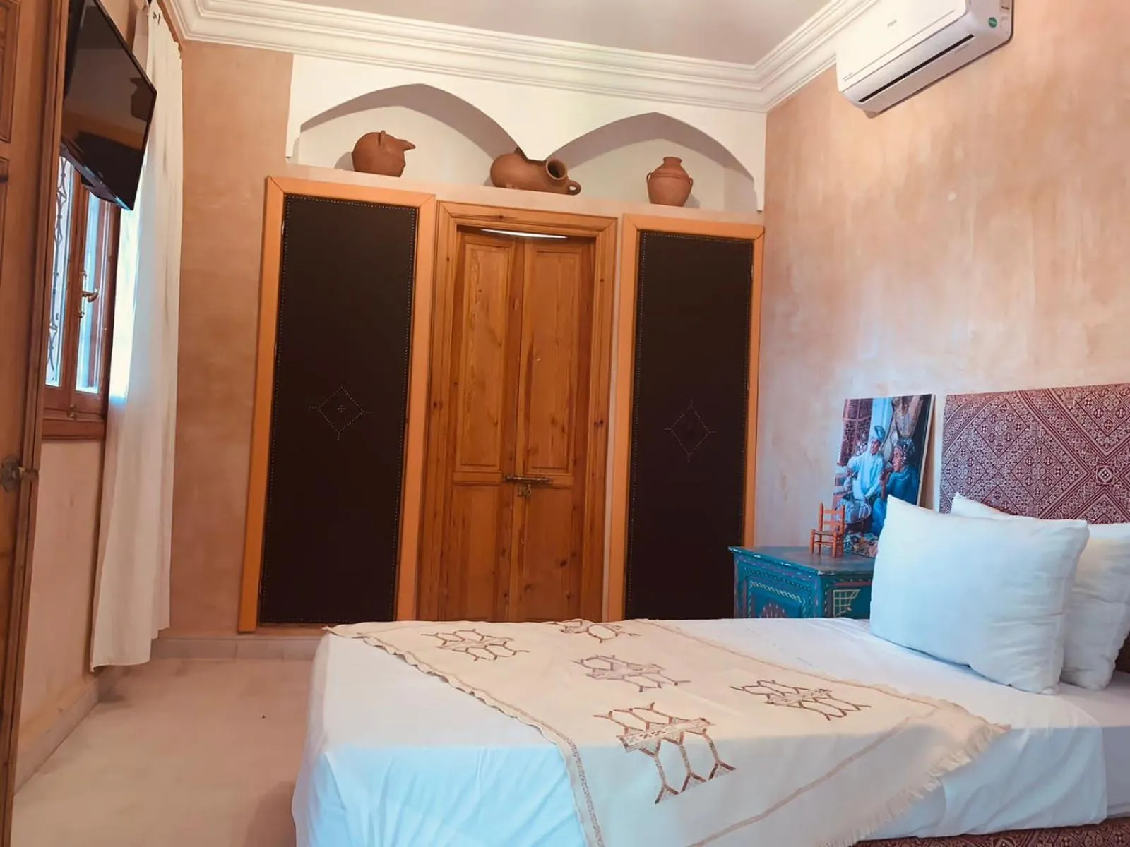 Bed in Riad Les Miroirs