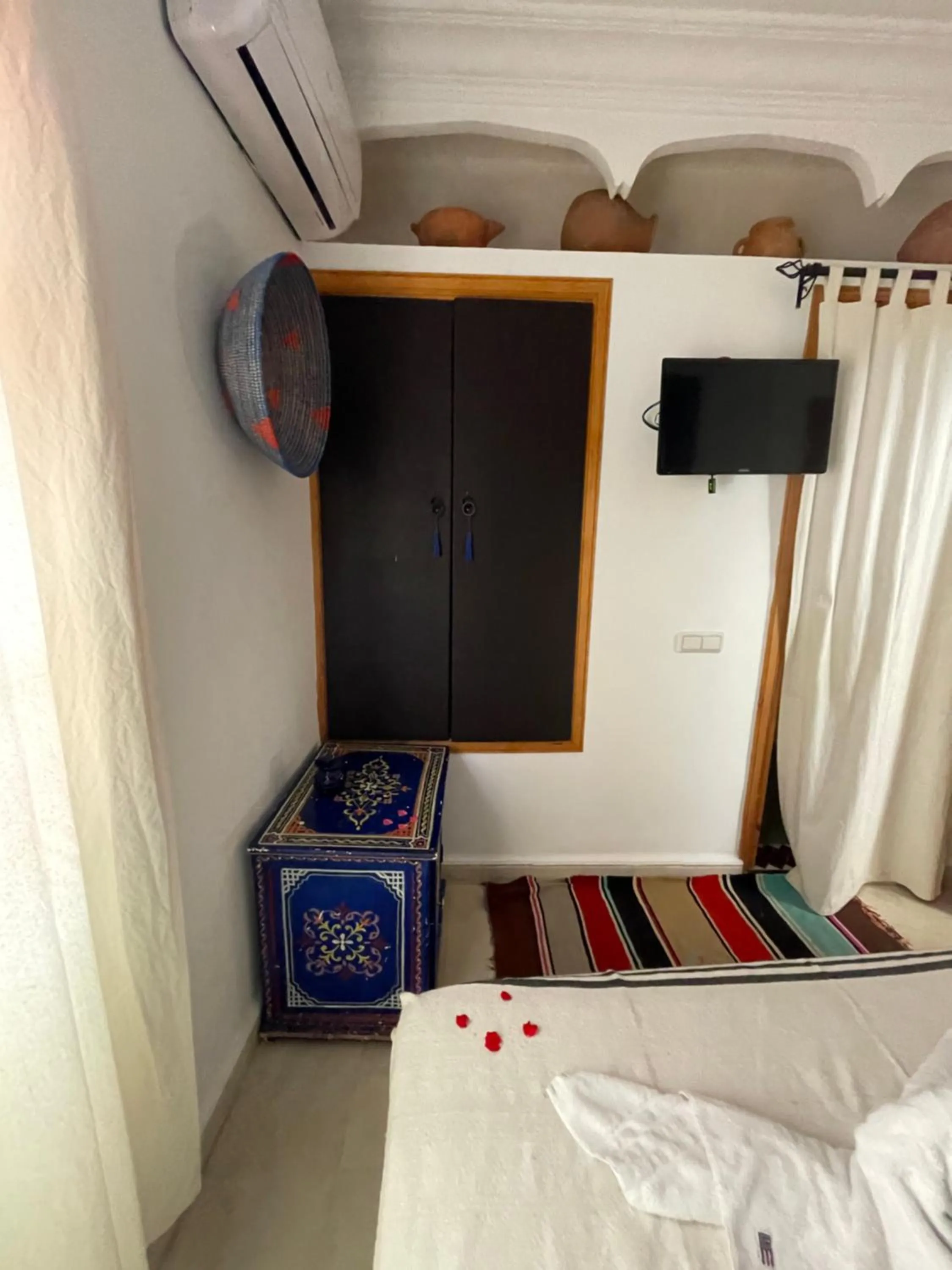 TV and multimedia, Bed in Riad Les Miroirs
