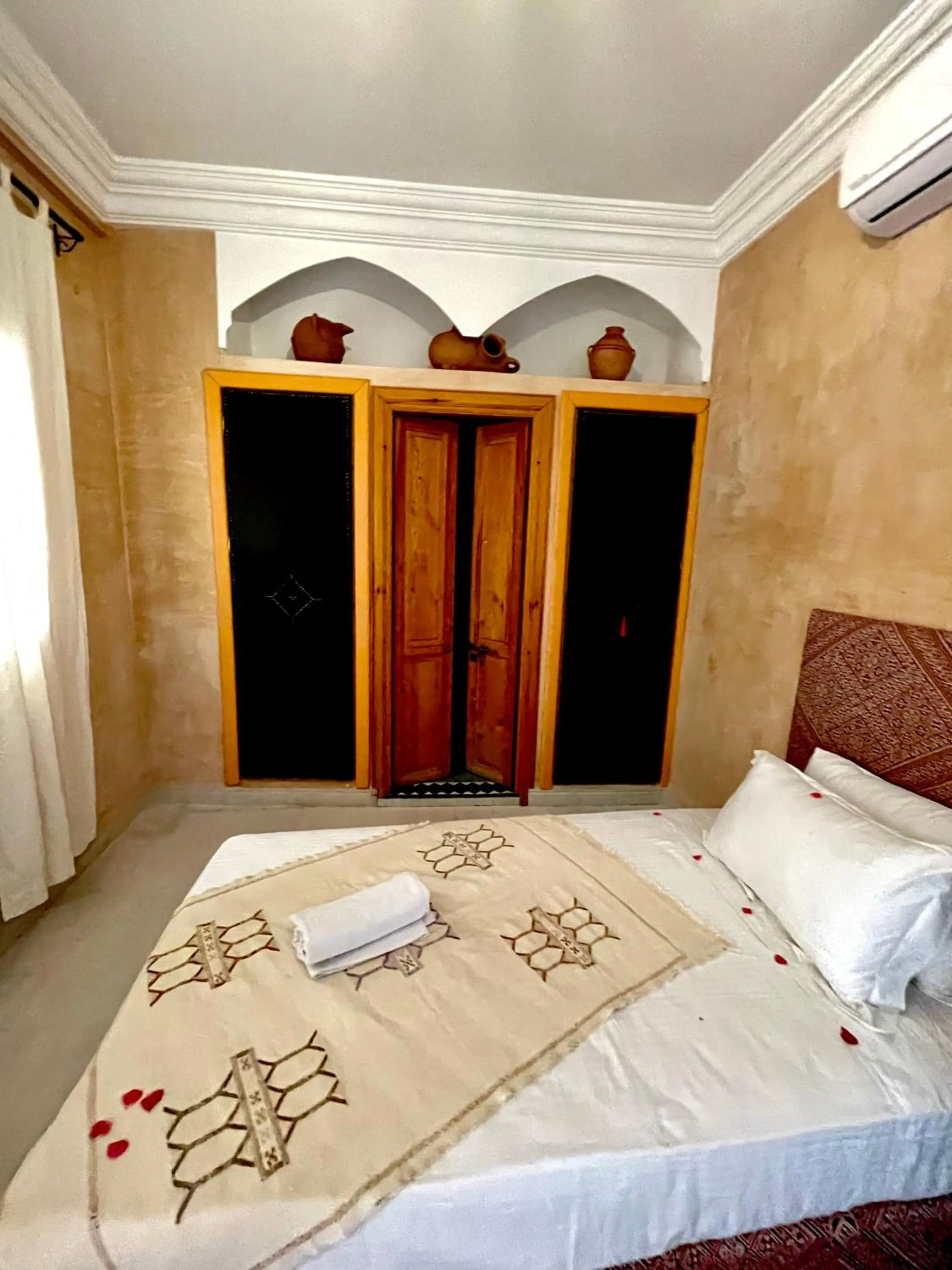 Bed in Riad Les Miroirs