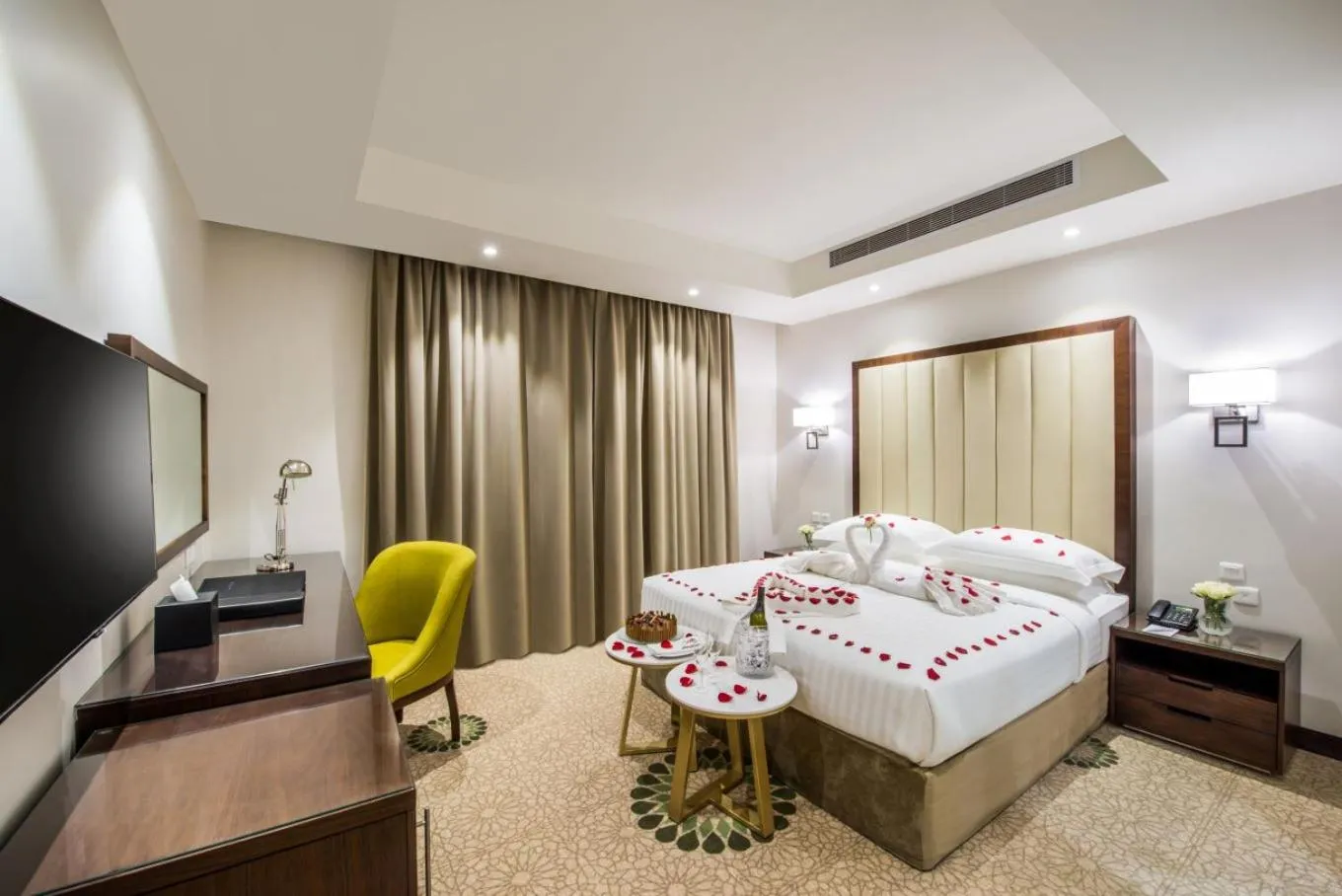 Bedroom, Bed in Best Western Plus Al Qurayyat City Center