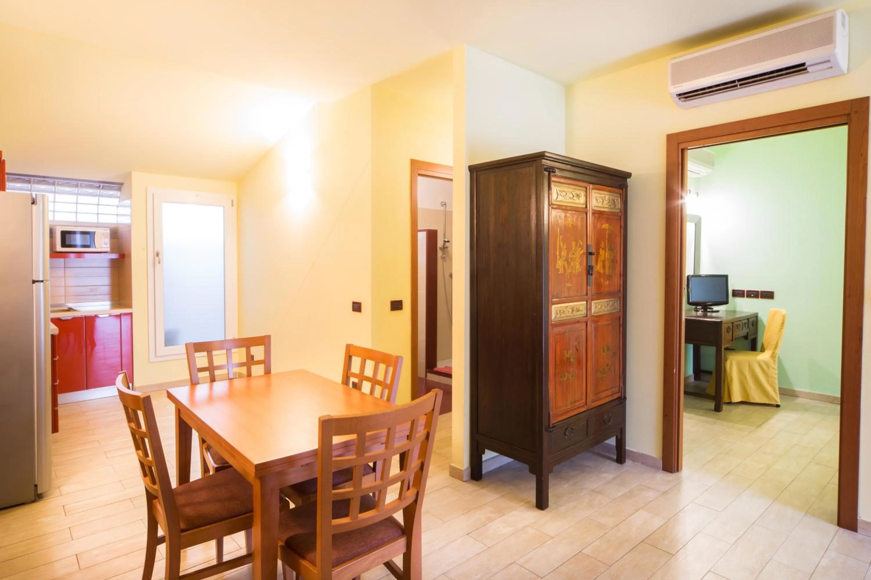 Kitchen or kitchenette in World Village Apartments