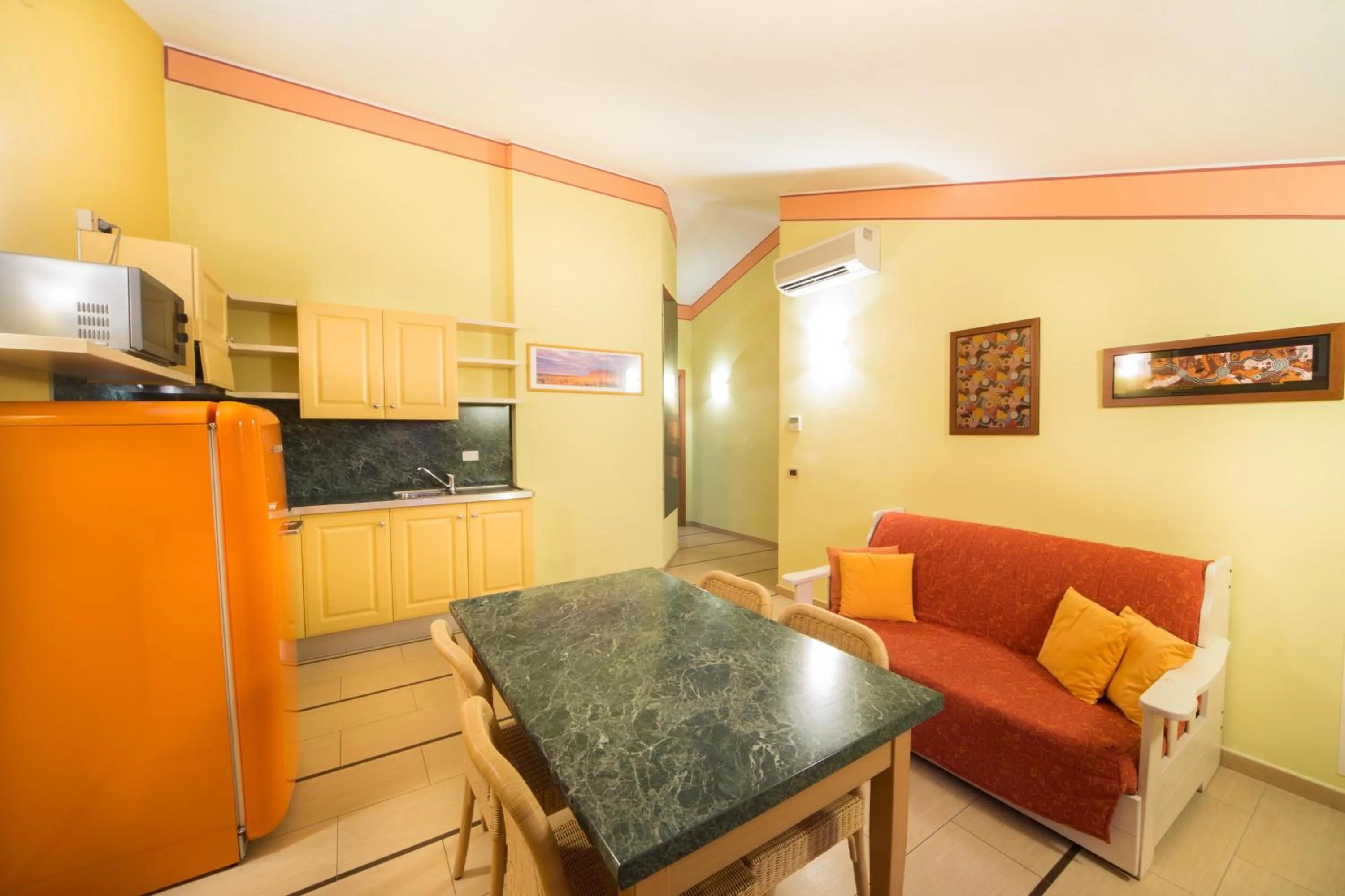 Kitchen or kitchenette in World Village Apartments