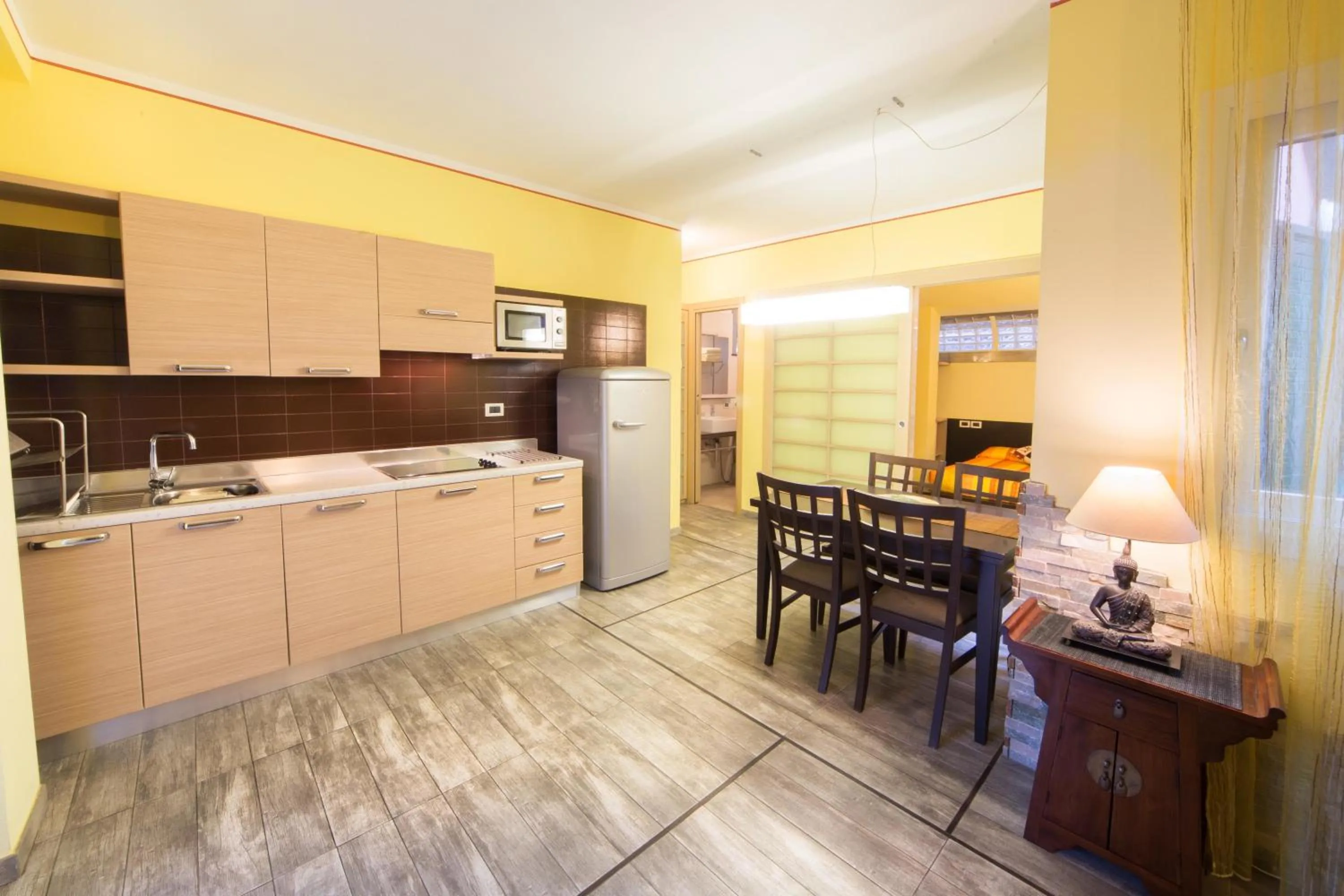 Kitchen or kitchenette in World Village Apartments