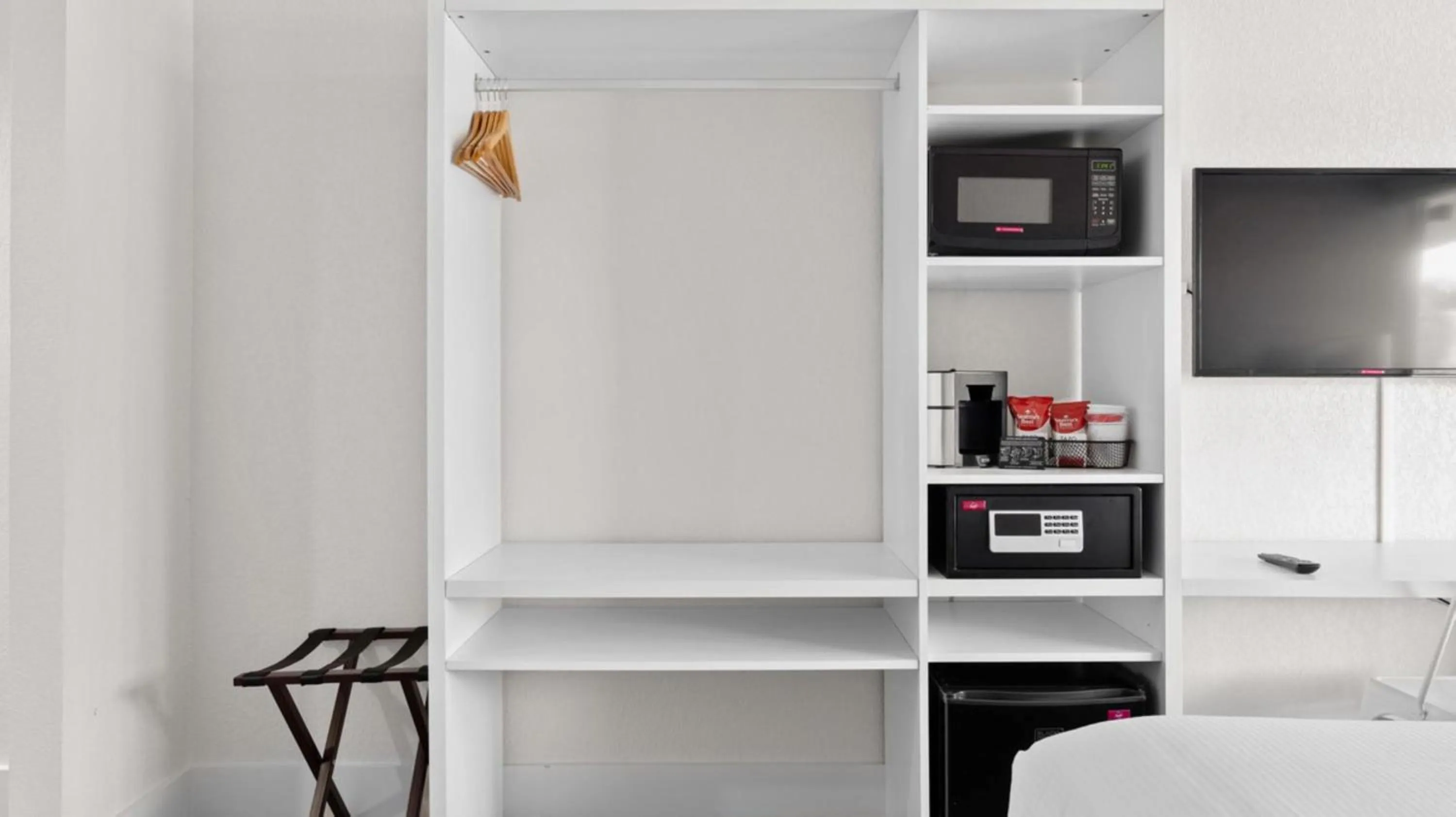 Bedroom in Baymont by Wyndham Jacksonville Airport