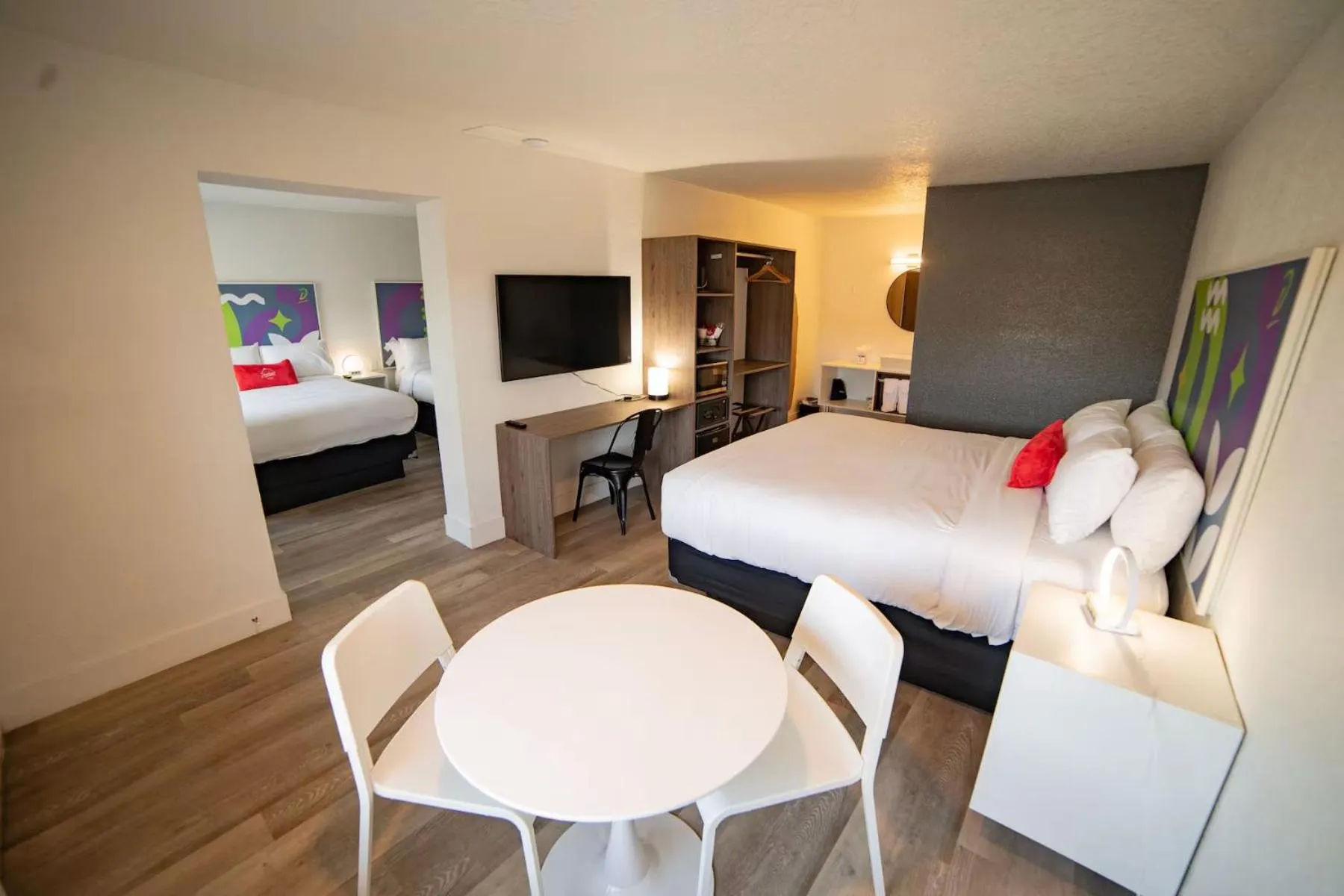 Living room, Bed in Baymont by Wyndham Jacksonville Airport