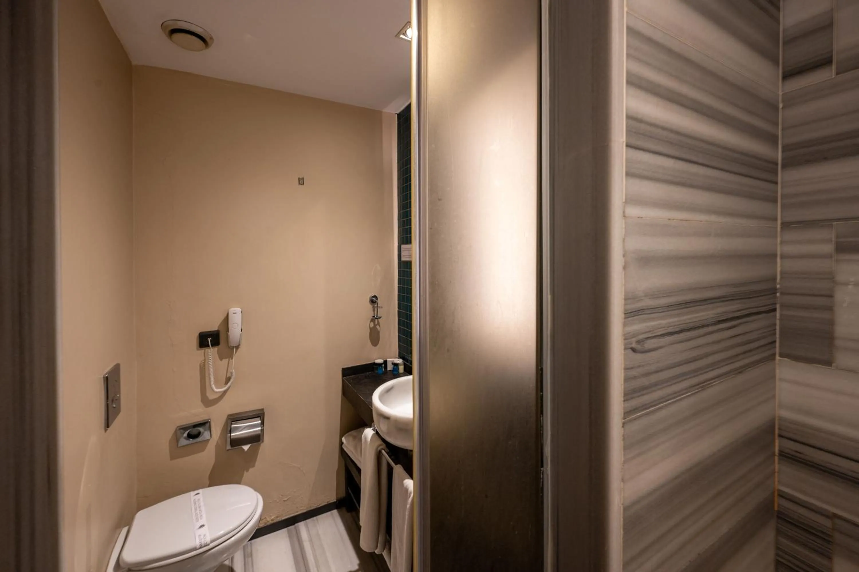 Shower in Pera Tulip Hotel & Spa