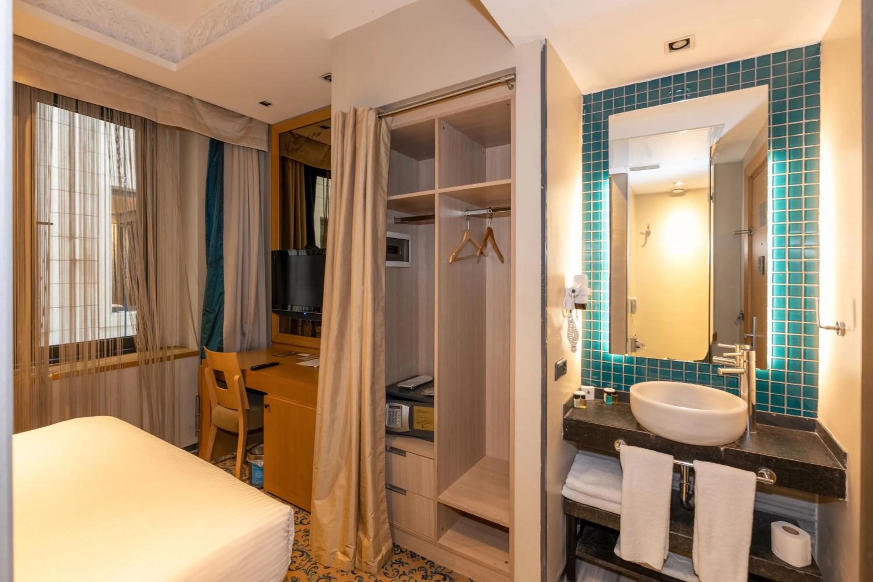 Photo of the whole room in Pera Tulip Hotel & Spa