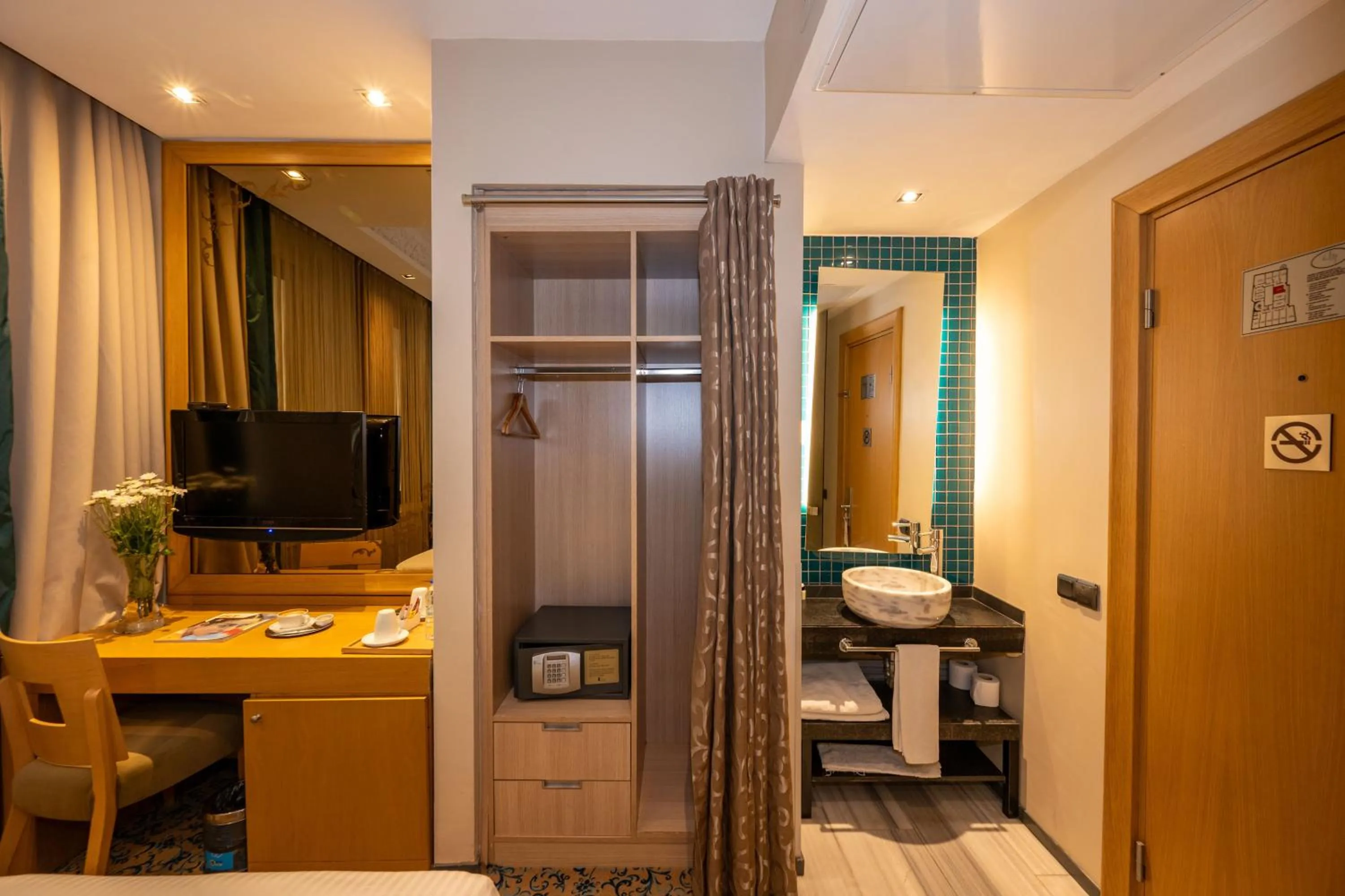 TV and multimedia in Pera Tulip Hotel & Spa