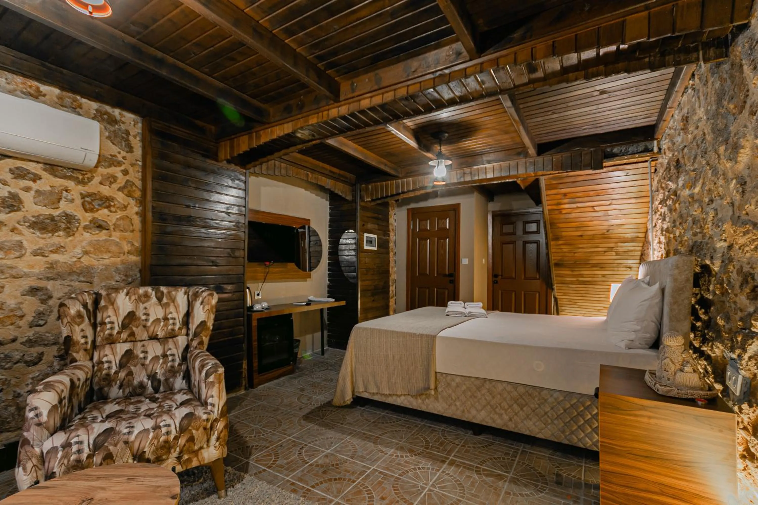 Communal lounge/ TV room, Bed in Casa Maria Hotel