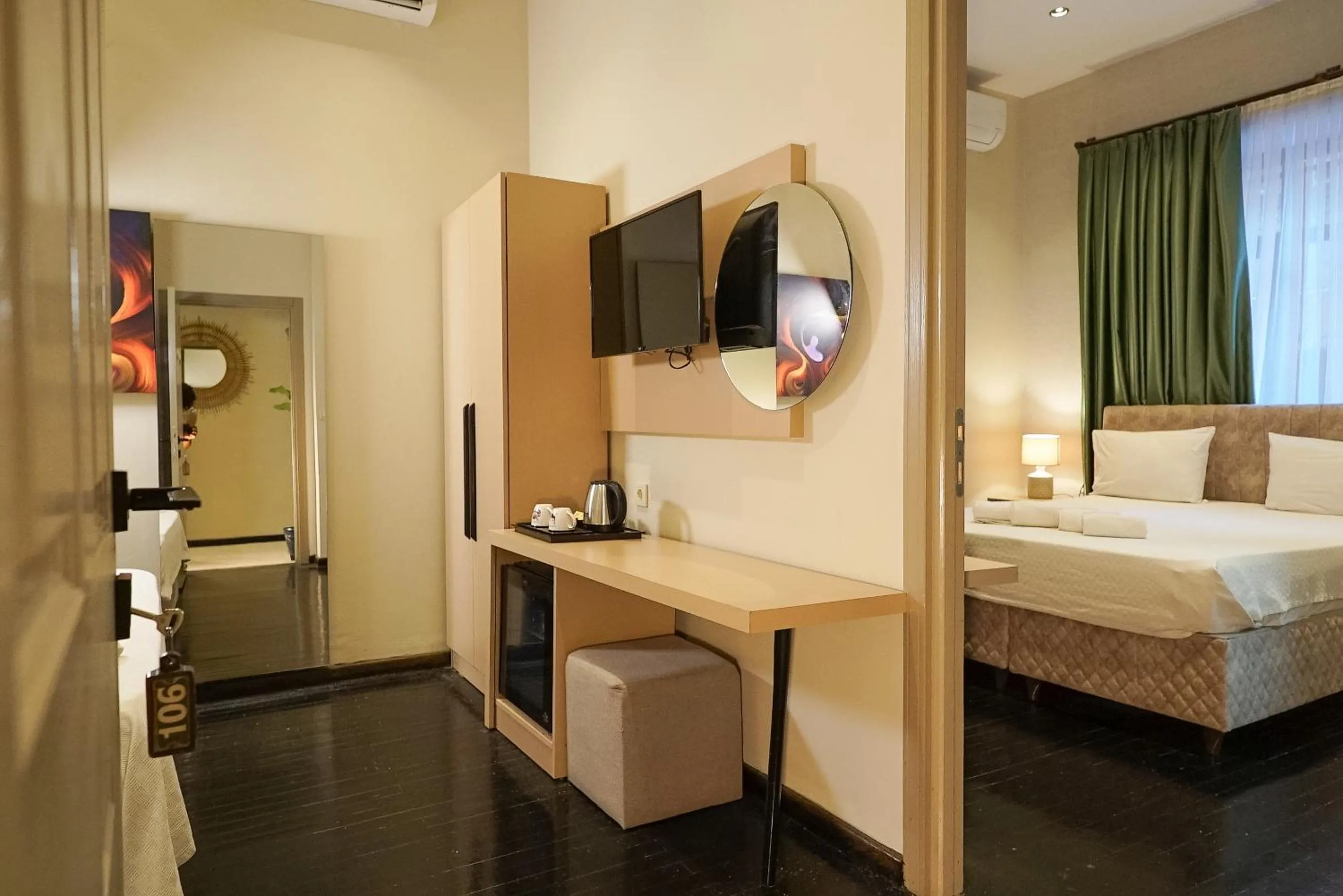 Communal lounge/ TV room, Bed in Casa Maria Hotel