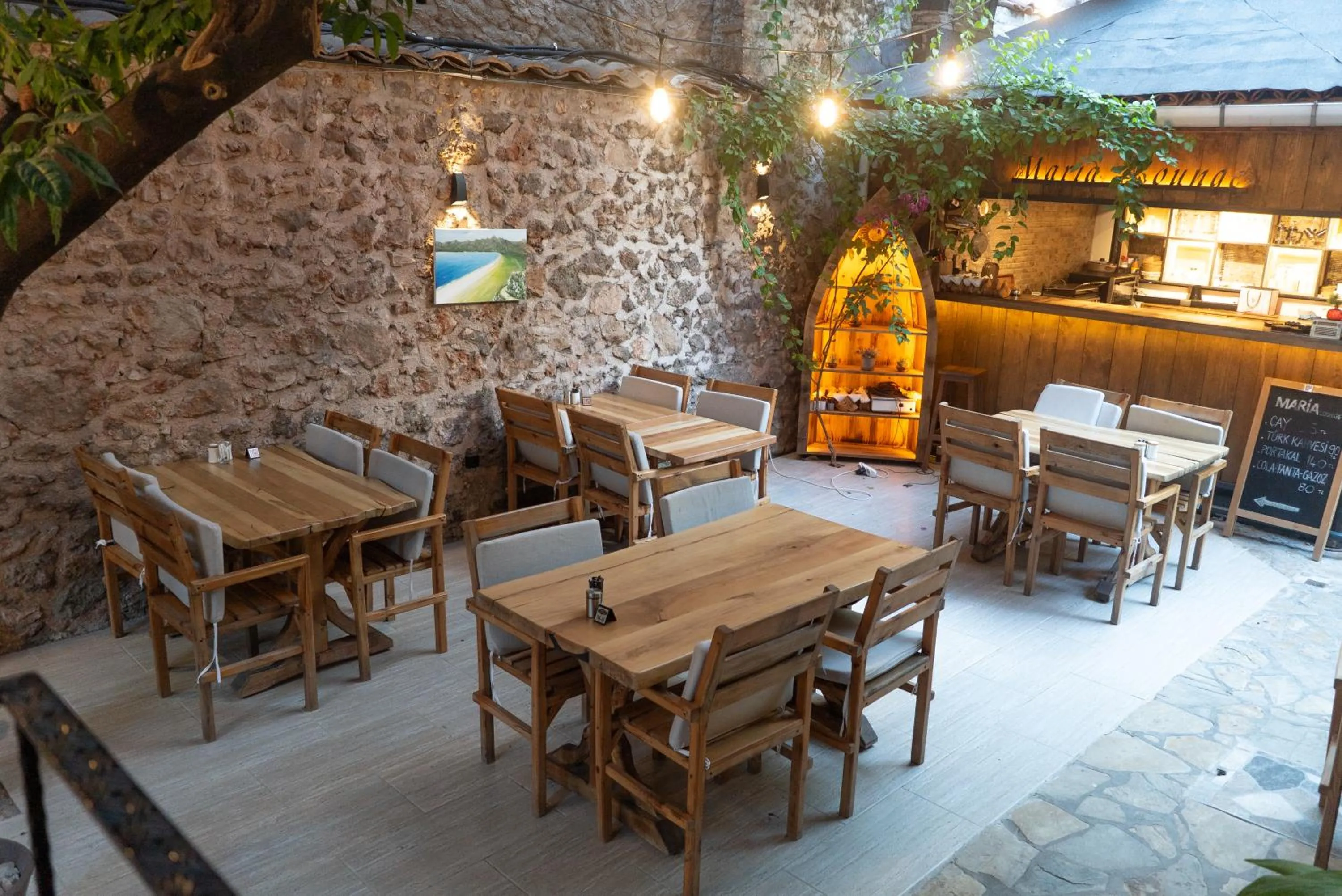 Restaurant/places to eat in Casa Maria Hotel