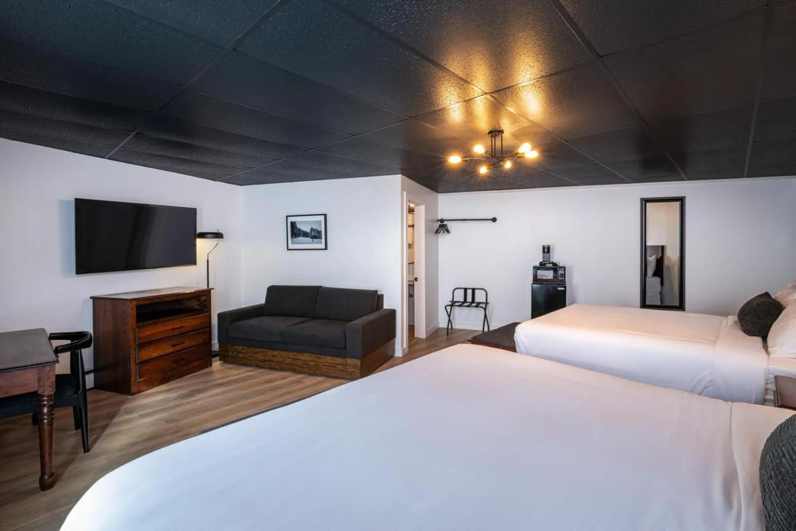 Photo of the whole room, Bed in Shaheen's Adirondack Inn