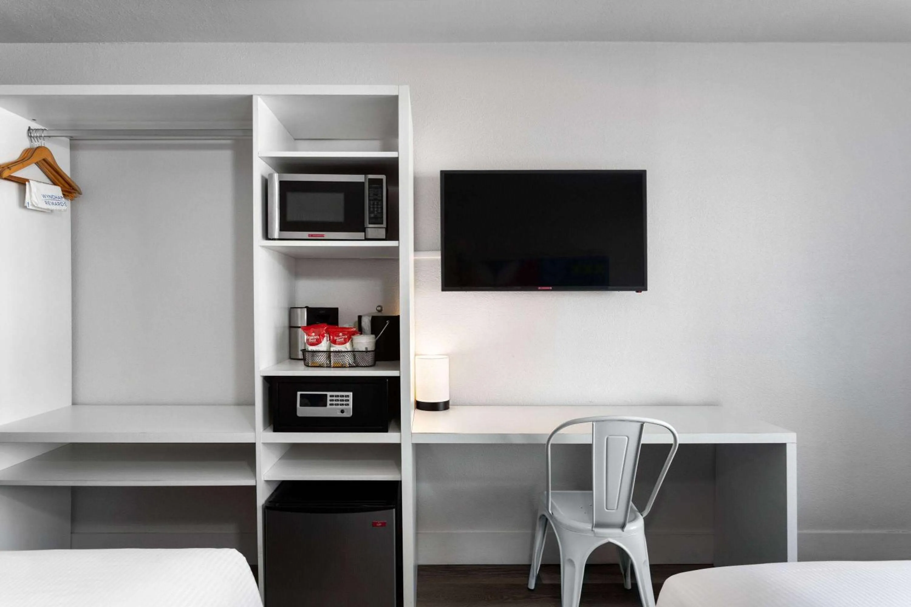 Photo of the whole room in Baymont by Wyndham Orlando Lake Buena Vista South