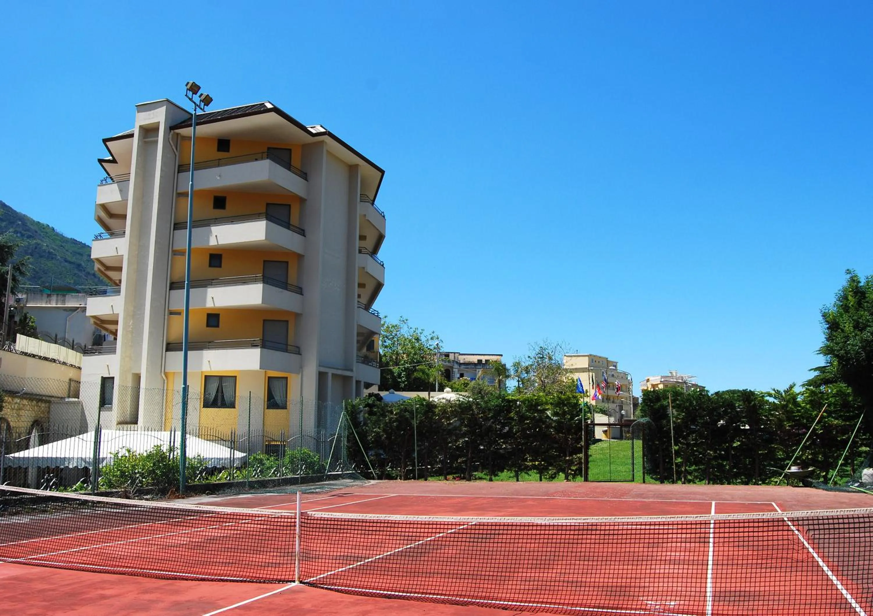 Tennis court in Europa Stabia Hotel
