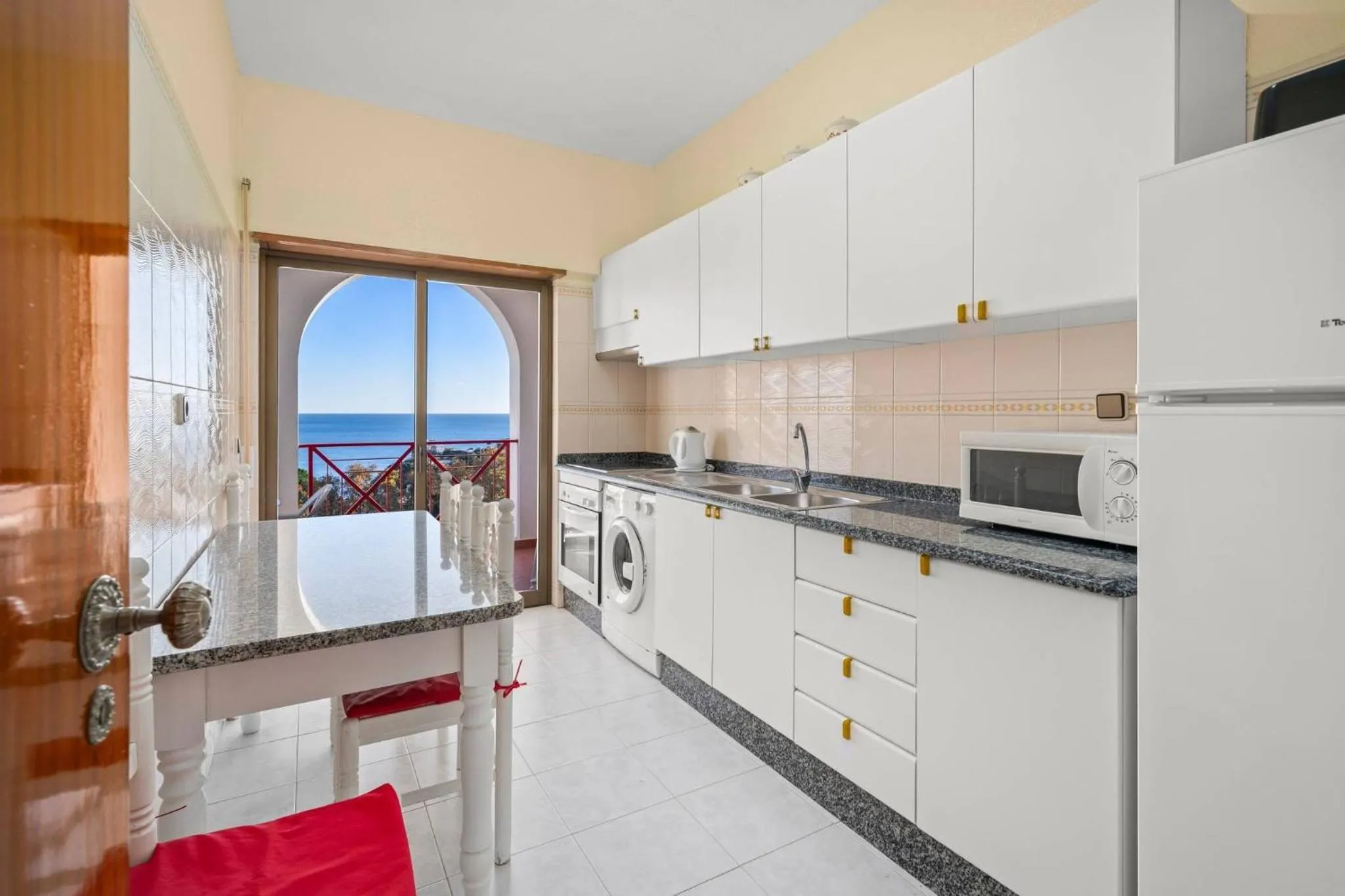 Communal kitchen in Apartamentos Vista Mar