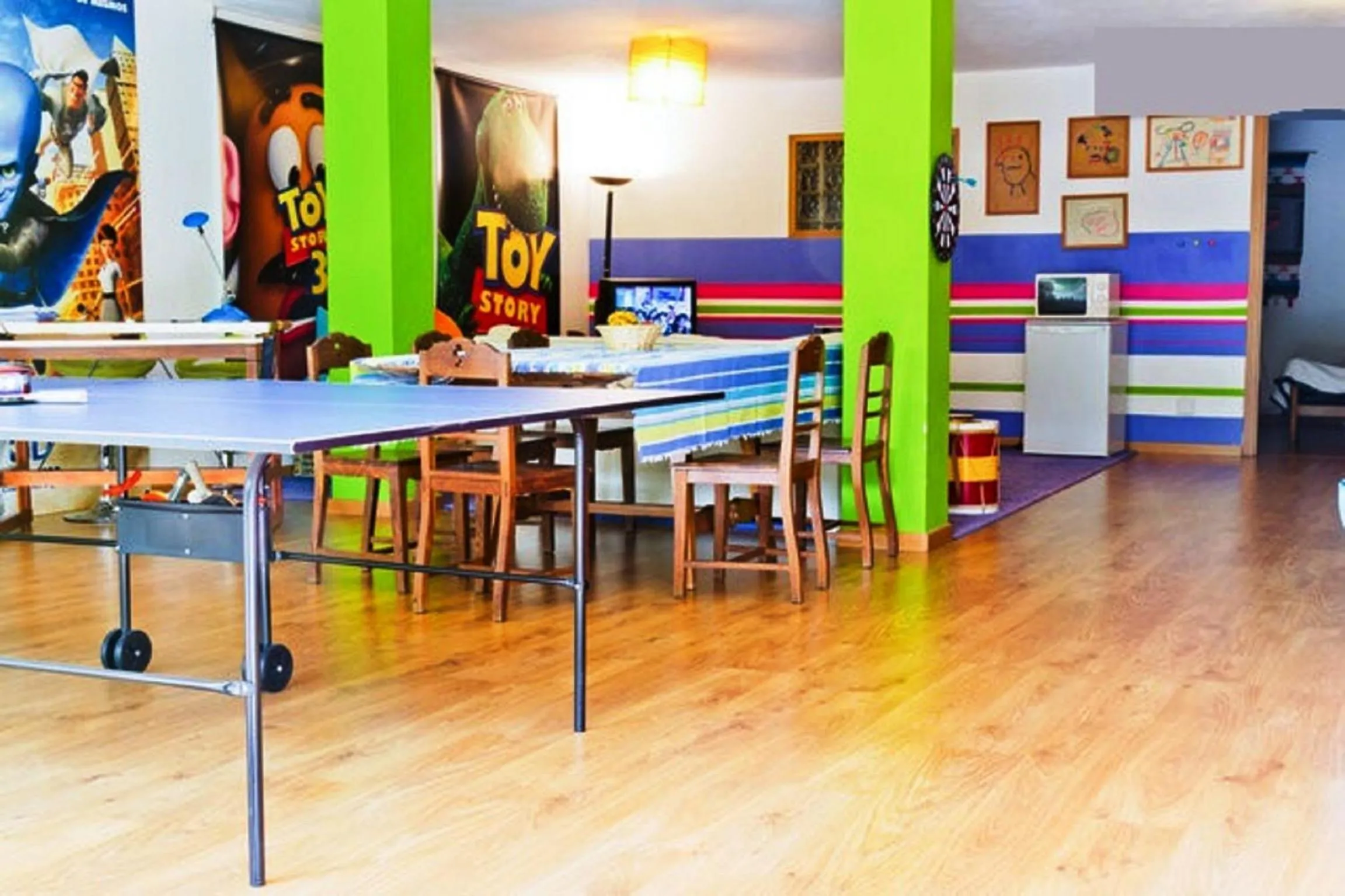Table tennis in Coloured Studio